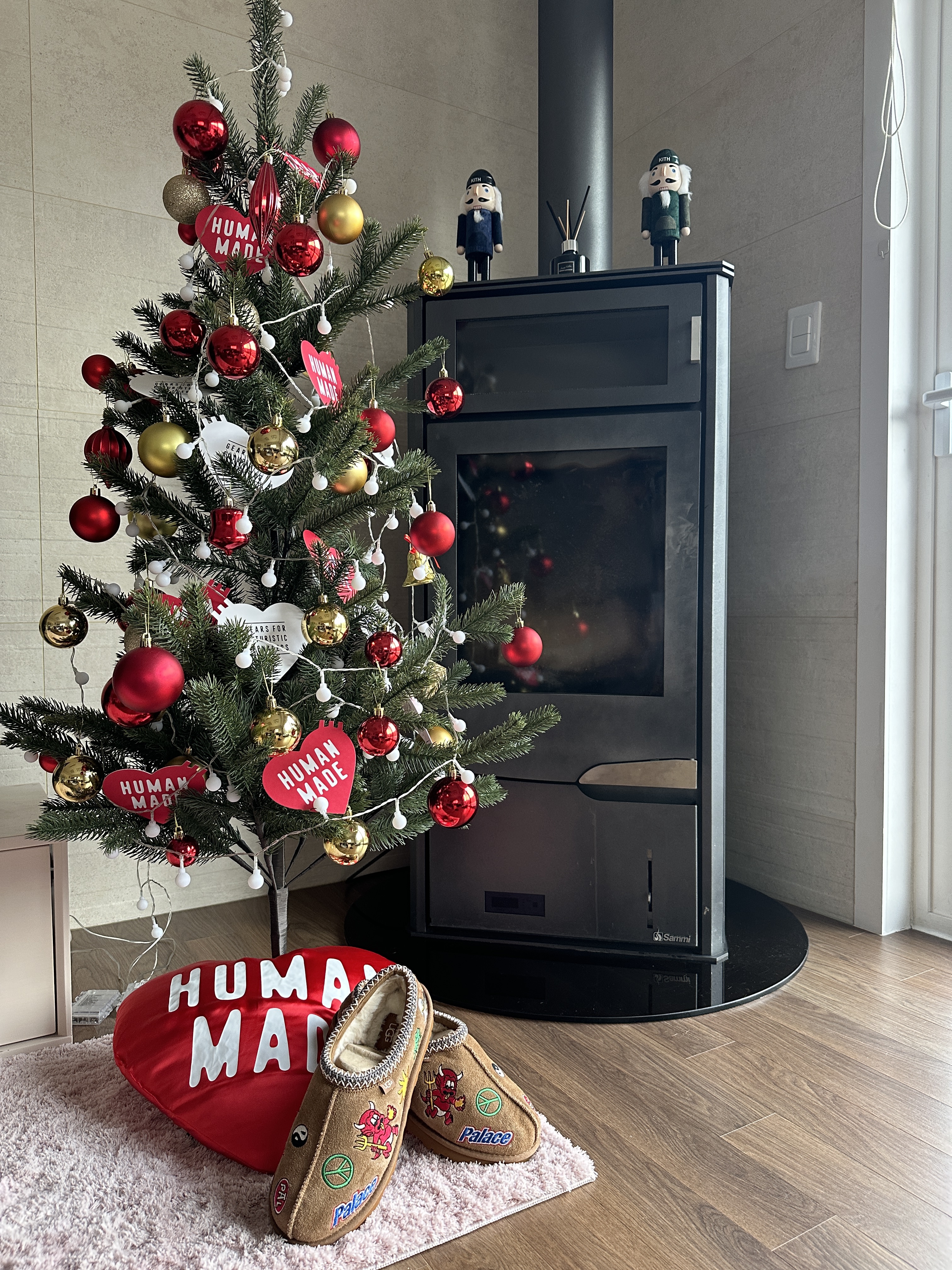 UGG x Palace Tasman Slipper Chestnut, Human Made Heart Cushion Red 착용 스타일