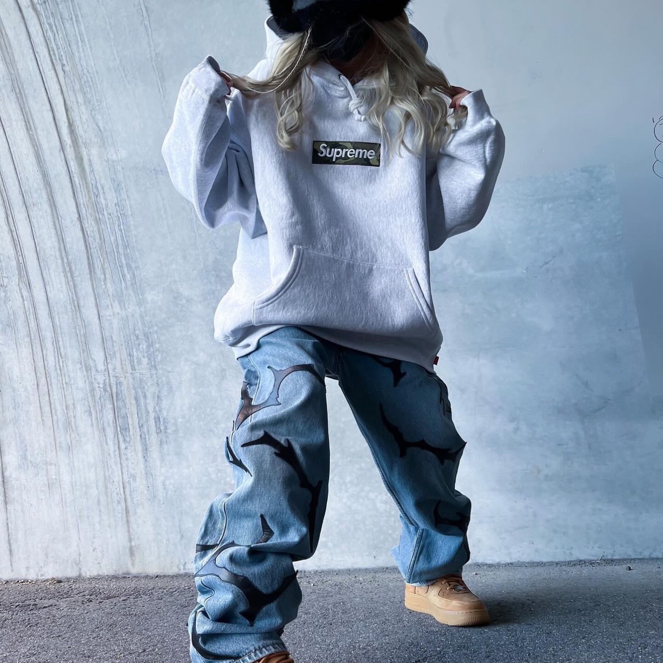 Supreme Box Logo Hooded Sweatshirt Ash Grey - 23FW, Supreme Box Logo Hooded Sweatshirt Black - 23FW 착용 스타일 - 2