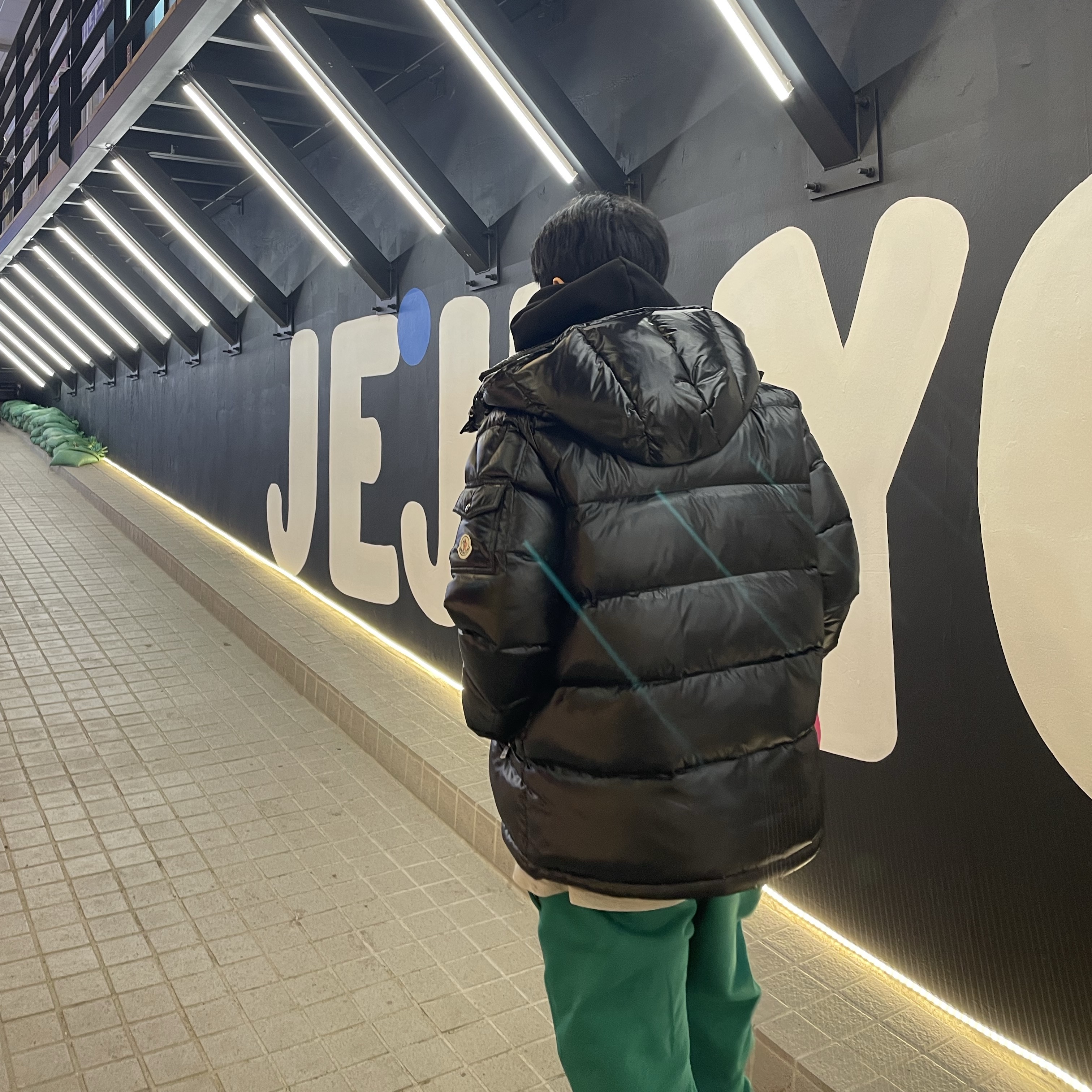 Jordan 1 x Travis Scott x Fragment Retro High OG SP Military Blue, Nike NRG Solo Swoosh Fleece Pants Mystic Green - Asia 착용 스타일 - 3