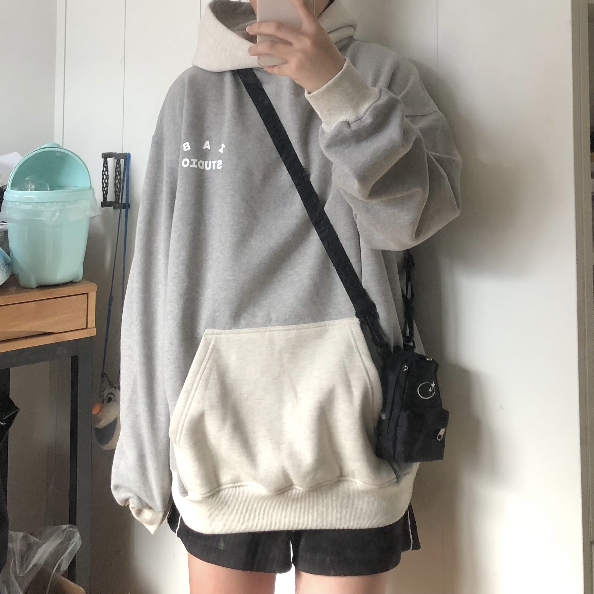 IAB Studio Hoodie Dual Gray 착용 스타일 - 2
