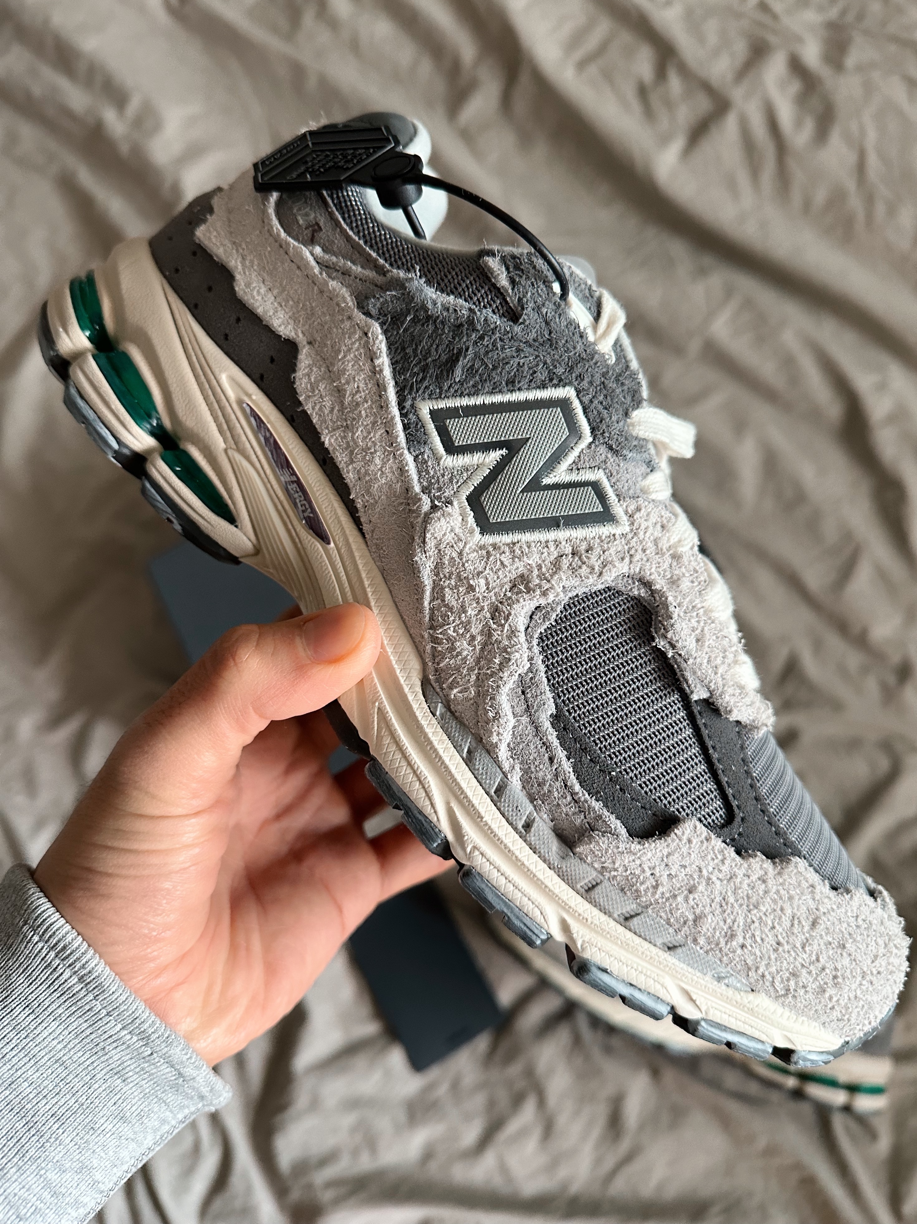 New Balance 2002R Protection Pack Rain Cloud 착용 스타일 - 2