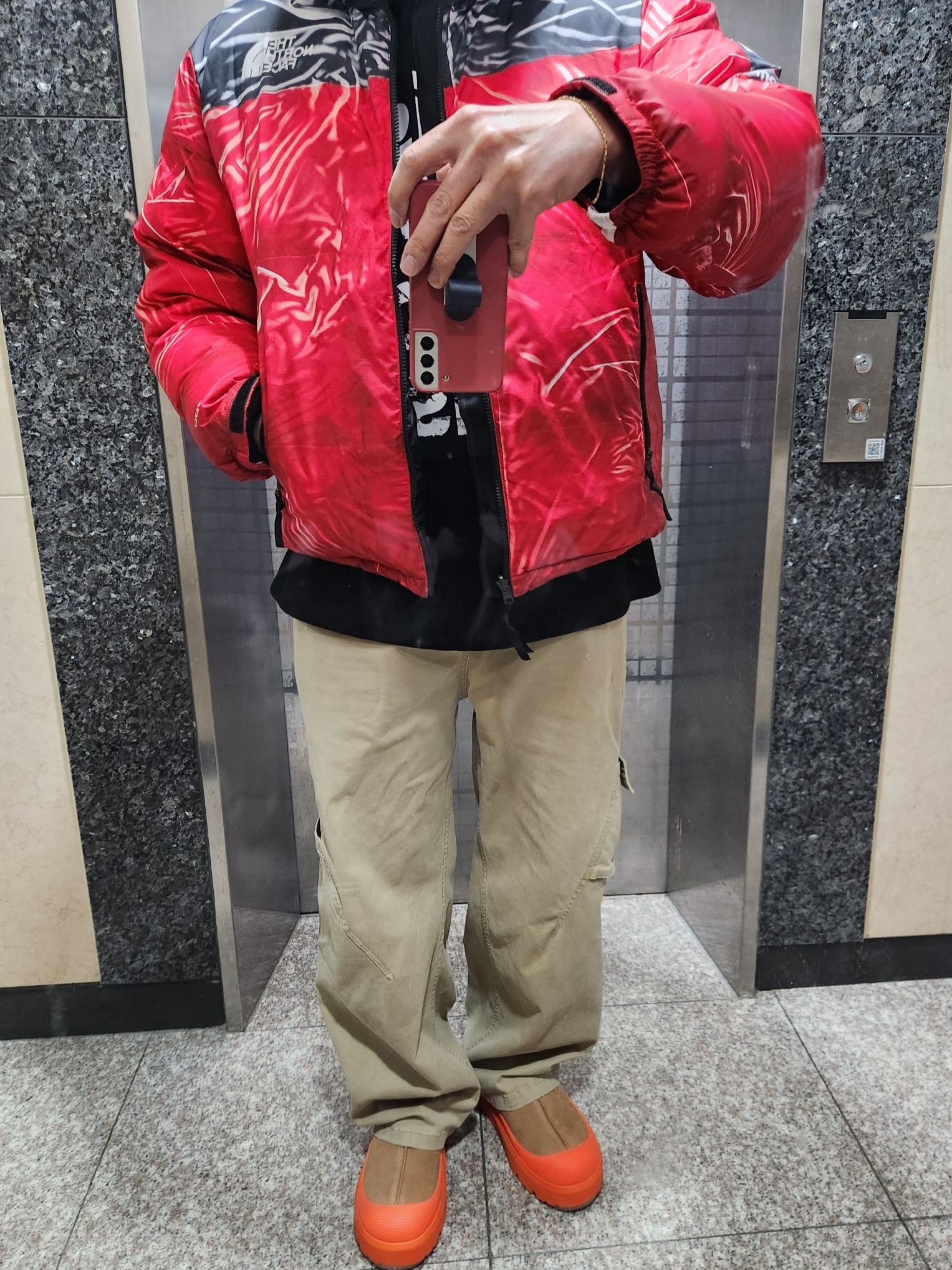Supreme x The North Face Trompe L’oeil Printed Nuptse Jacket Red - 23SS, UGG Tasman Weather Hybrid Chestnut Orange 착용 스타일 - 1
