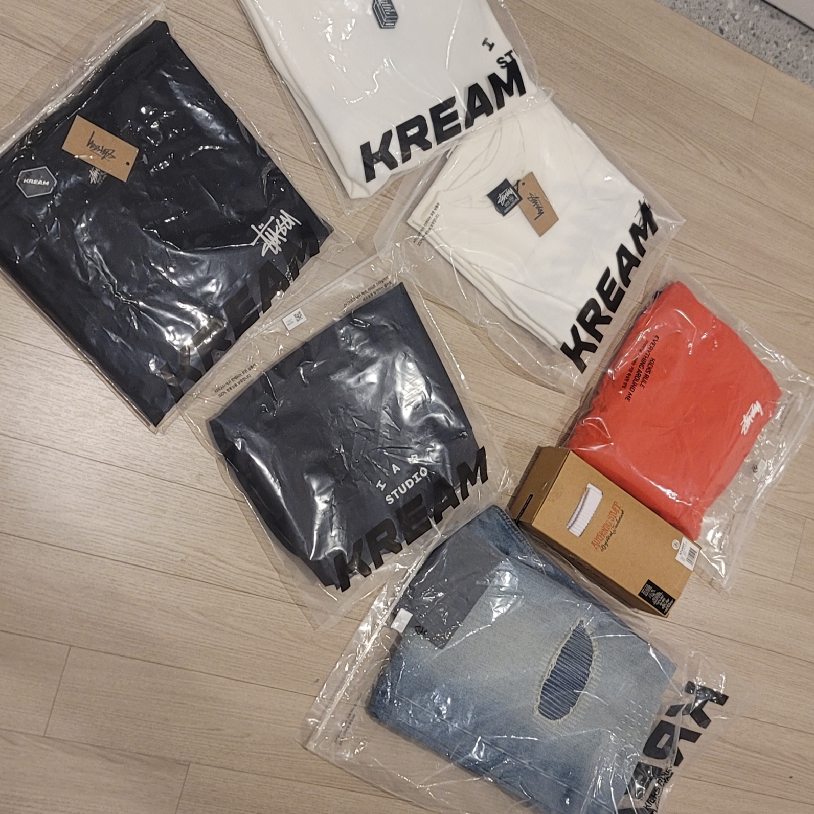 Stussy Melted T-Shirt Black, Stussy Small Stock Crew Socks White (3 Pack) 착용 스타일