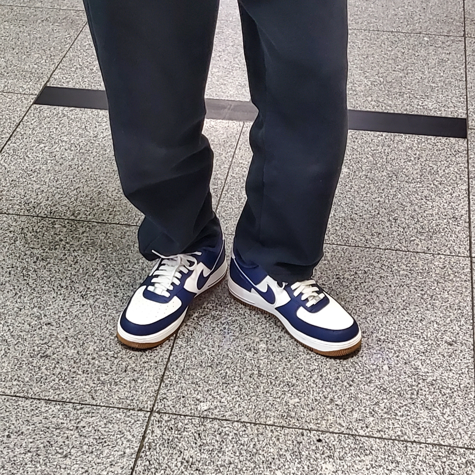 Nike Air Force 1 '07 LV8 Midnight Navy 착용 스타일