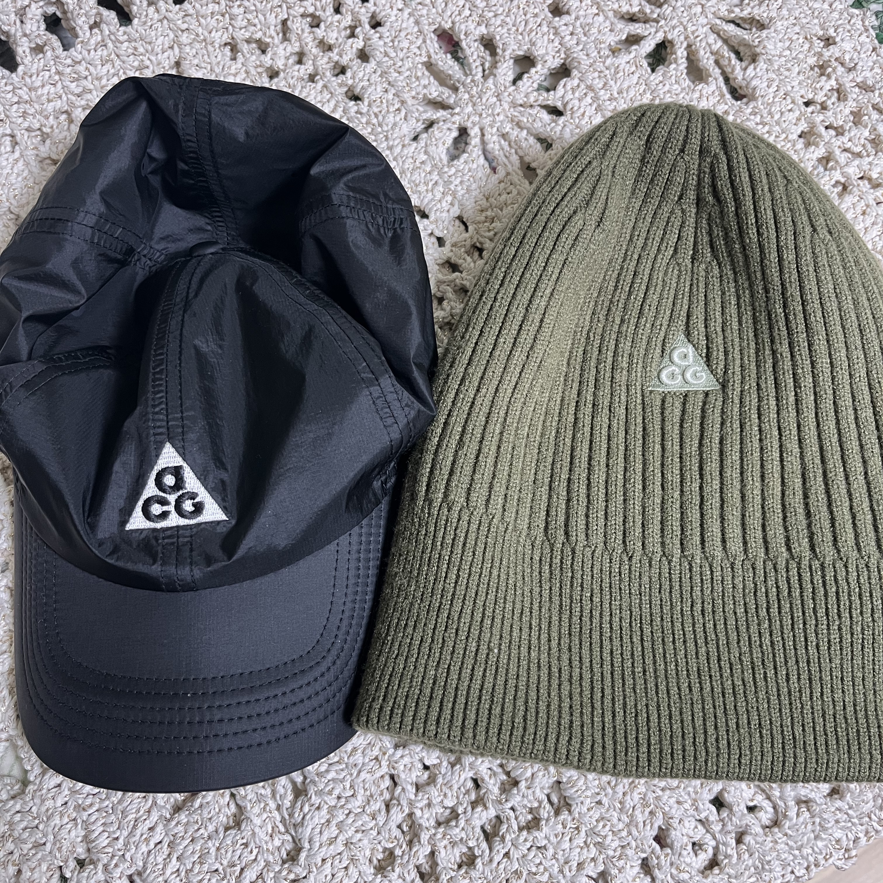 Nike NRG ACG Cuffed Beanie Medium Olive, Nike ACG Trail Cap Black 착용 스타일