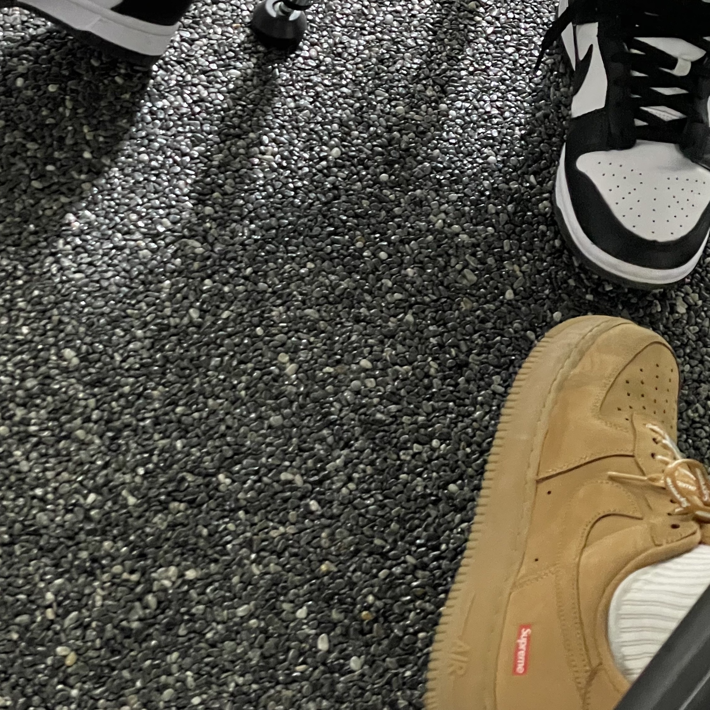 Nike Dunk Low Retro Black, Nike x Supreme Air Force 1 Low Flax 착용 스타일
