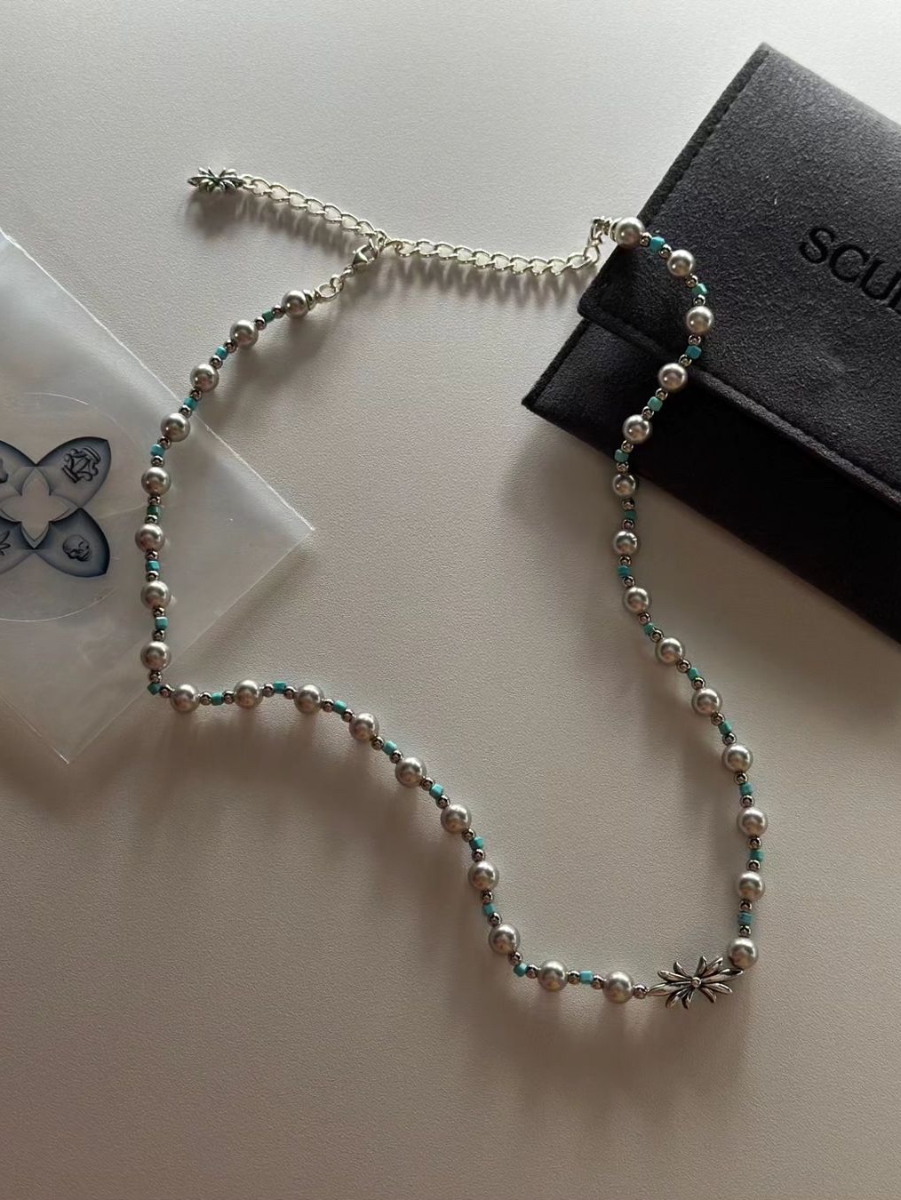 Scudo Dust Grey Pearl Blue Necklace 착용 스타일 - 4