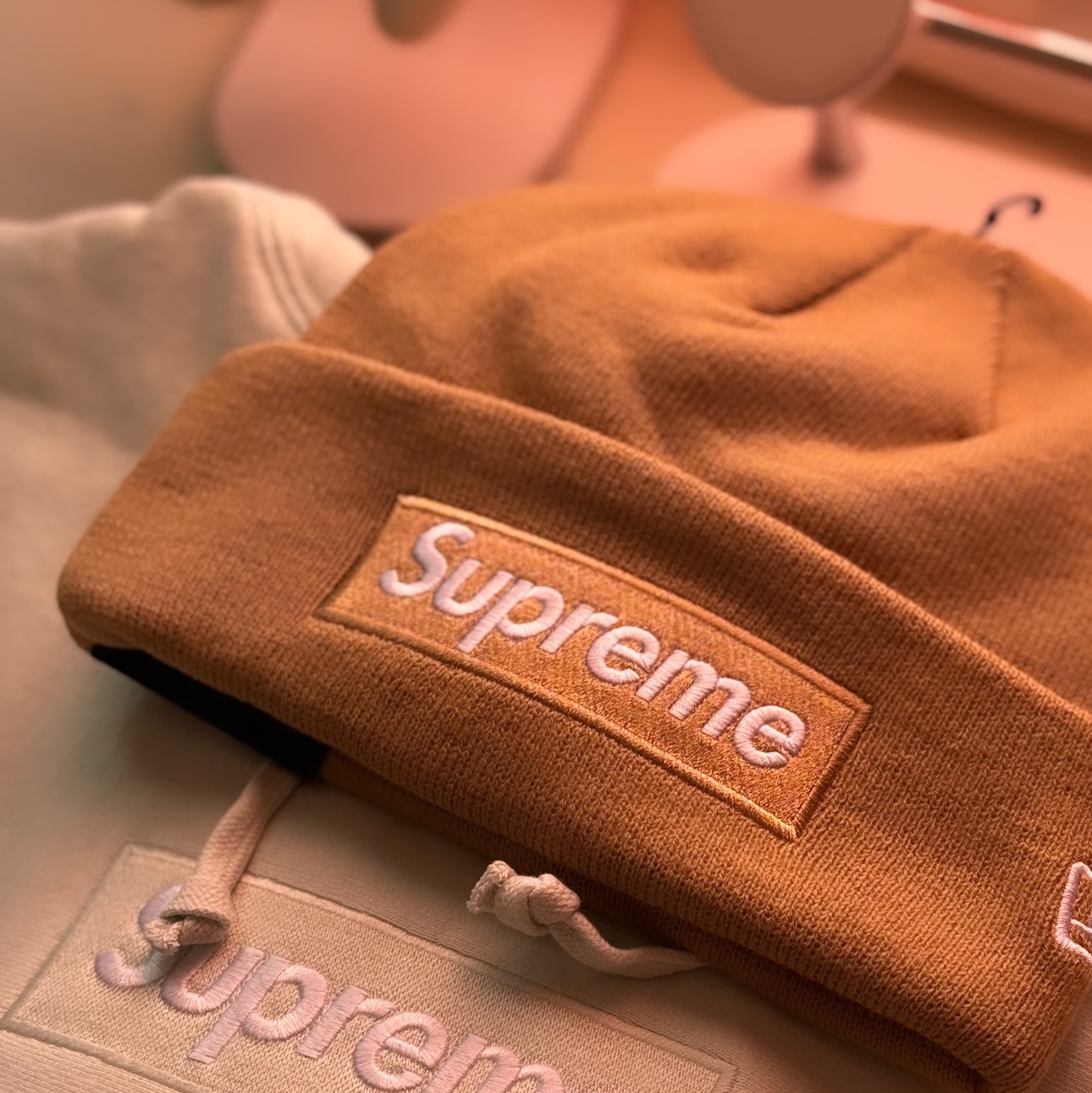Supreme Box Logo Hooded Sweatshirt Light Green - 23FW, Supreme New Era Box Logo Beanie Dark Sand - 23FW 착용 스타일 - 2