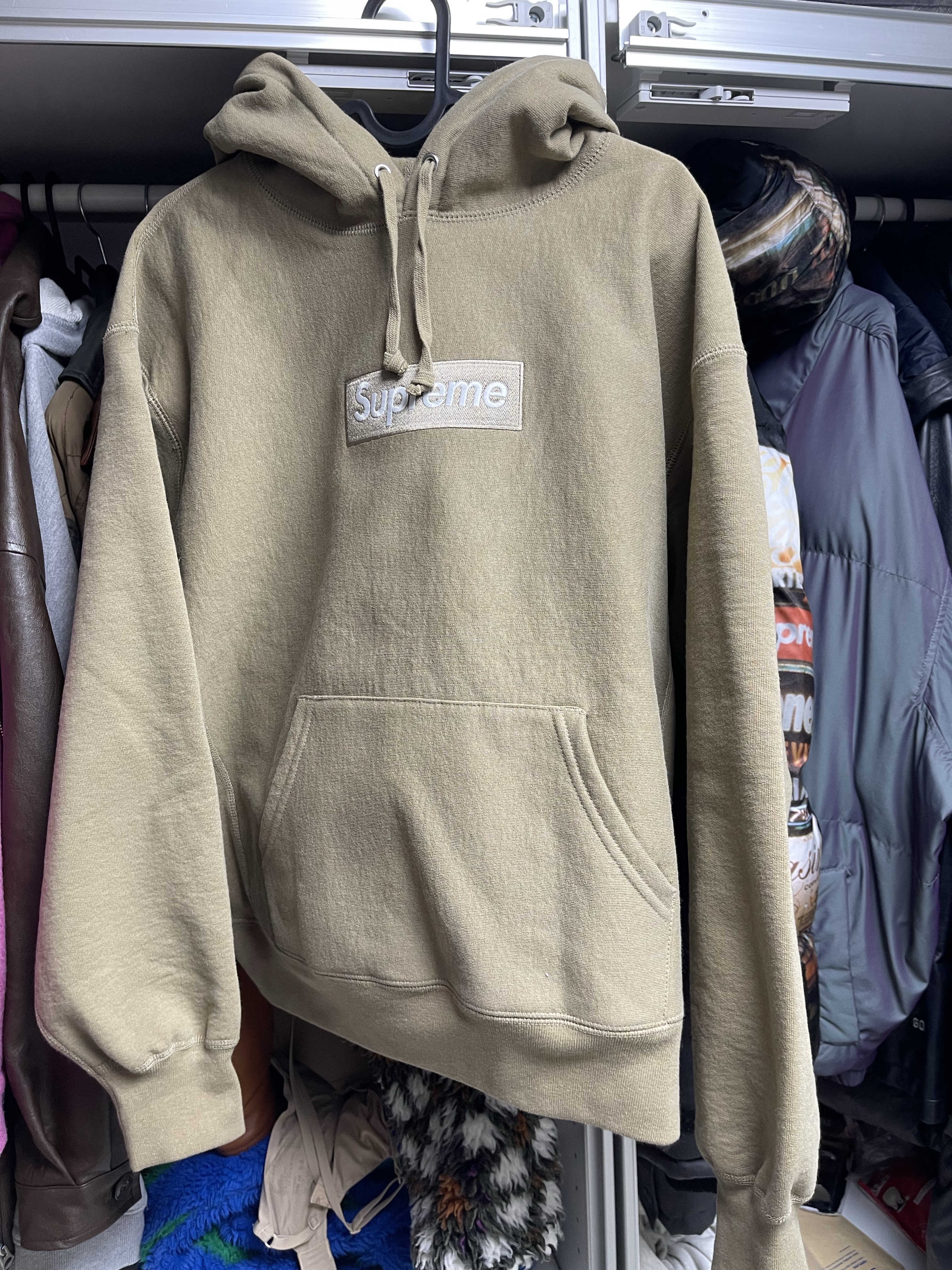 Supreme Box Logo Hooded Sweatshirt Dark Sand - 23FW, Supreme x The North Face 800-Fill Half Zip Hooded Pullover Times Square - 22FW 착용 스타일