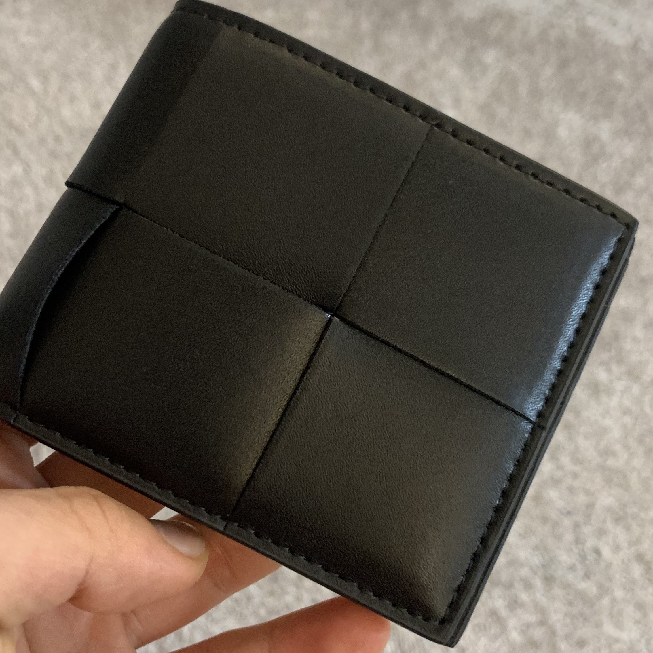 Bottega Veneta Bi-Fold Wallet Black 착용 스타일 - 1