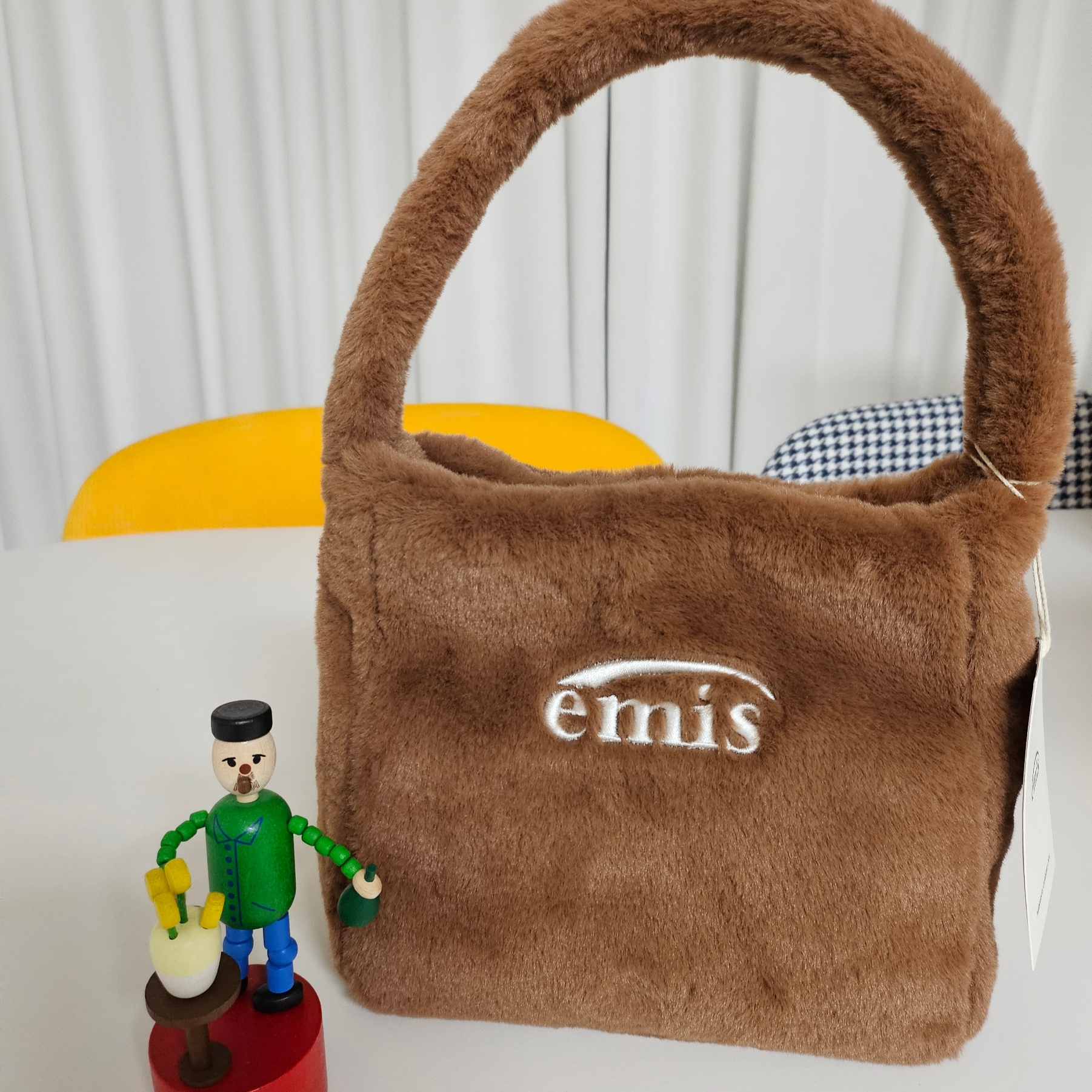 Emis New Logo Fur Bag Brown - Renewal Ver. 착용 스타일
