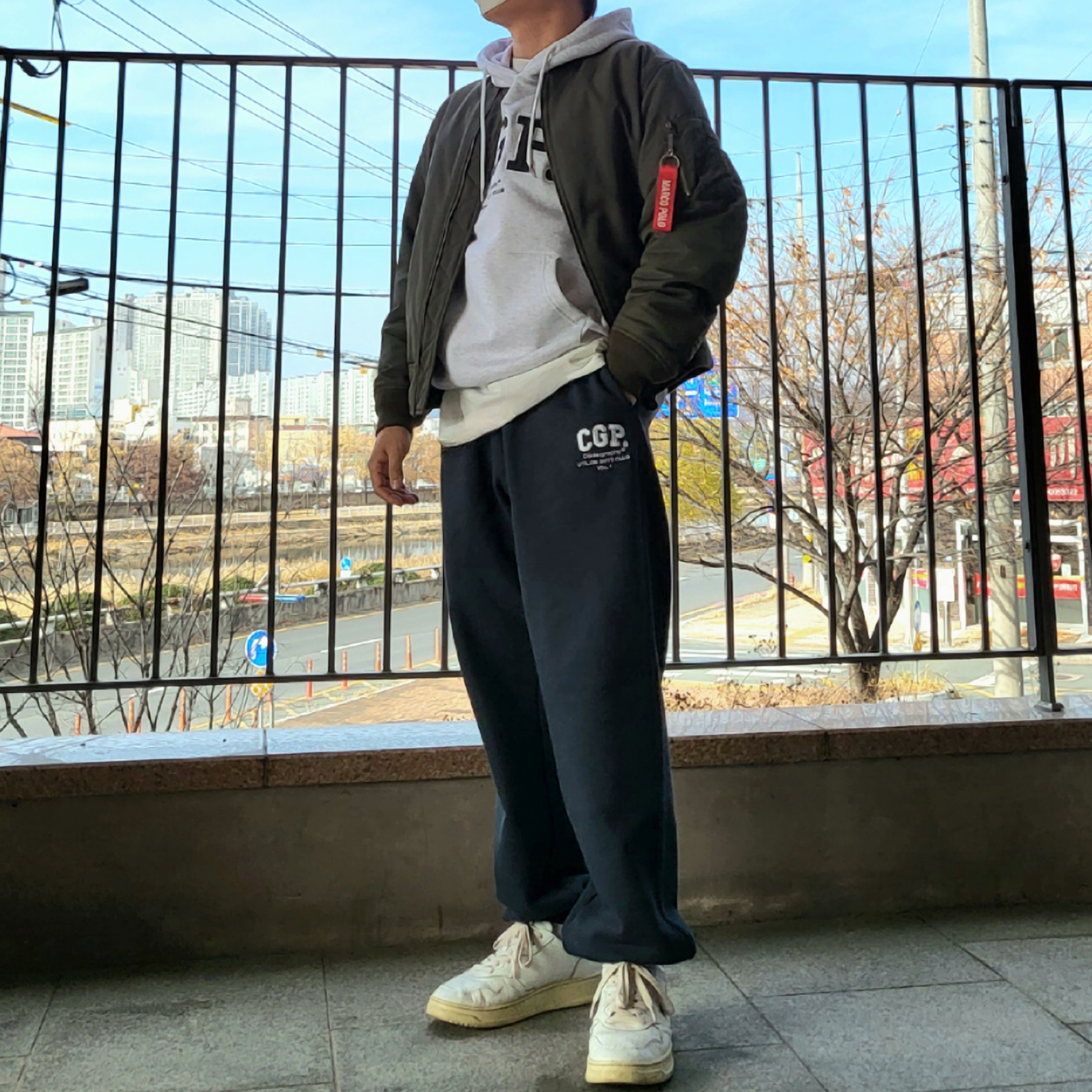 Autry Medalist Low Leather Sneakers White Blue 착용 스타일