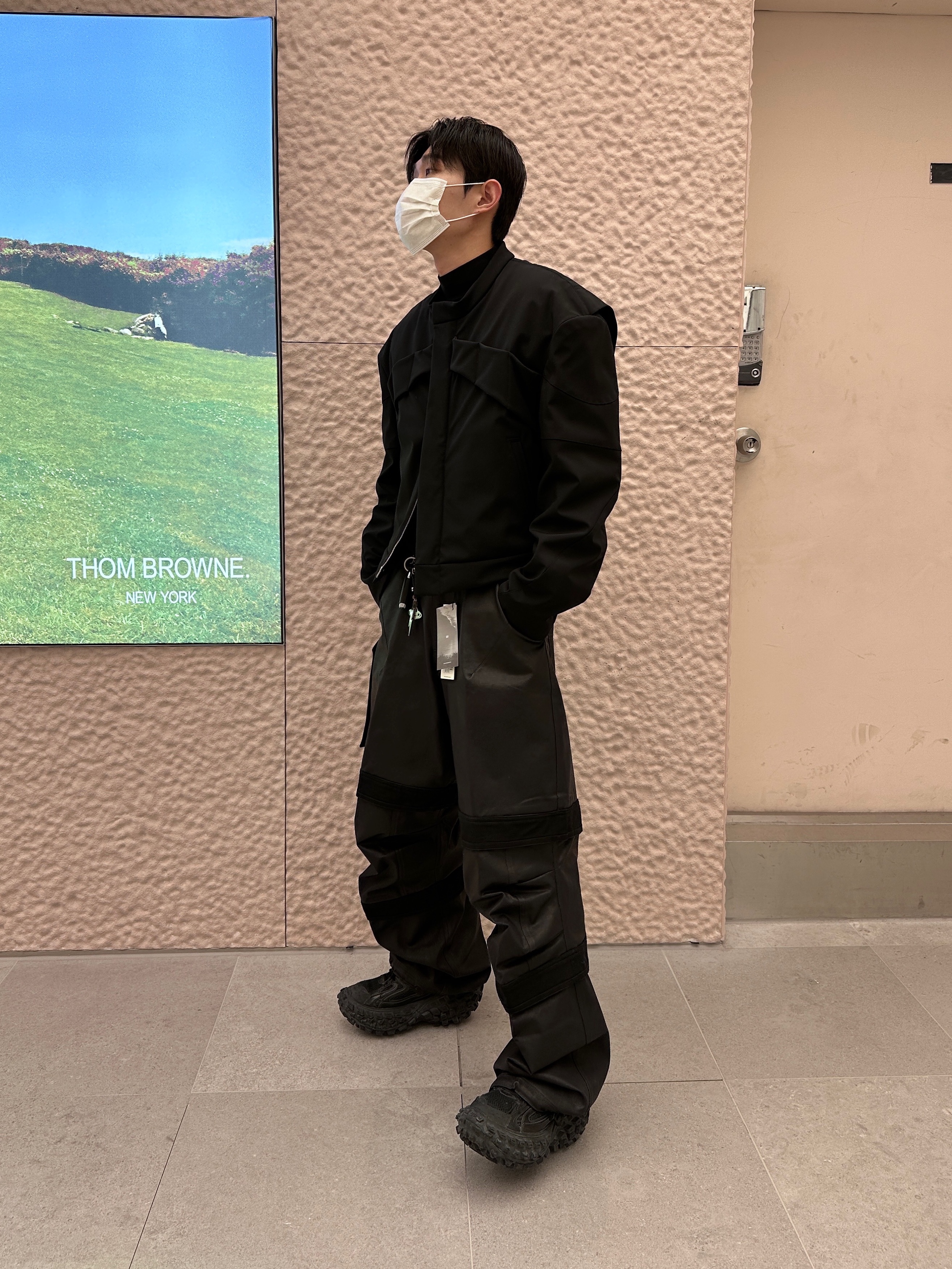 Farfromwhat Far Layered Work Pants Coated Black, Nonnod SS Cropped Rider Jacket Matt Black 착용 스타일 - 1