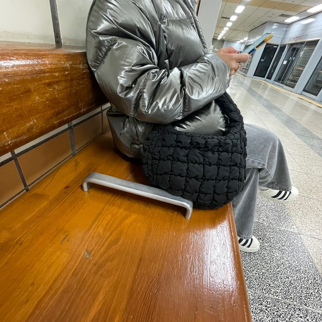 COS Quilted Mini Bag Black, Adidas Puffylette Off White 착용 스타일 - 2