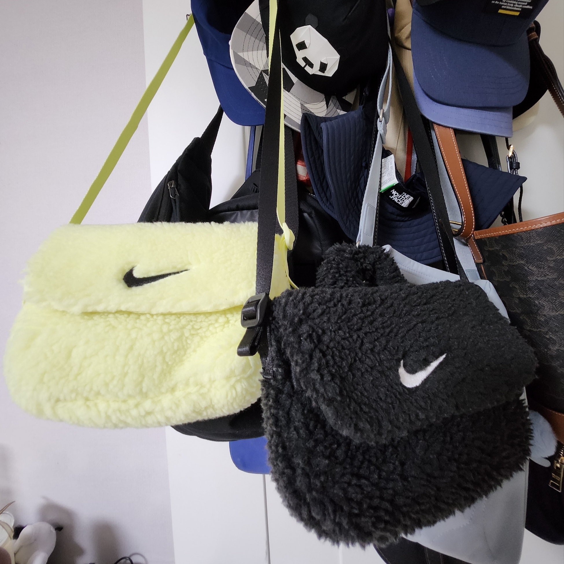 (Kids) Nike NSW Faux Fur Crossbody Bag Neon, (Kids) Nike NSW Faux Fur Crossbody Bag Black 착용 스타일 - 2