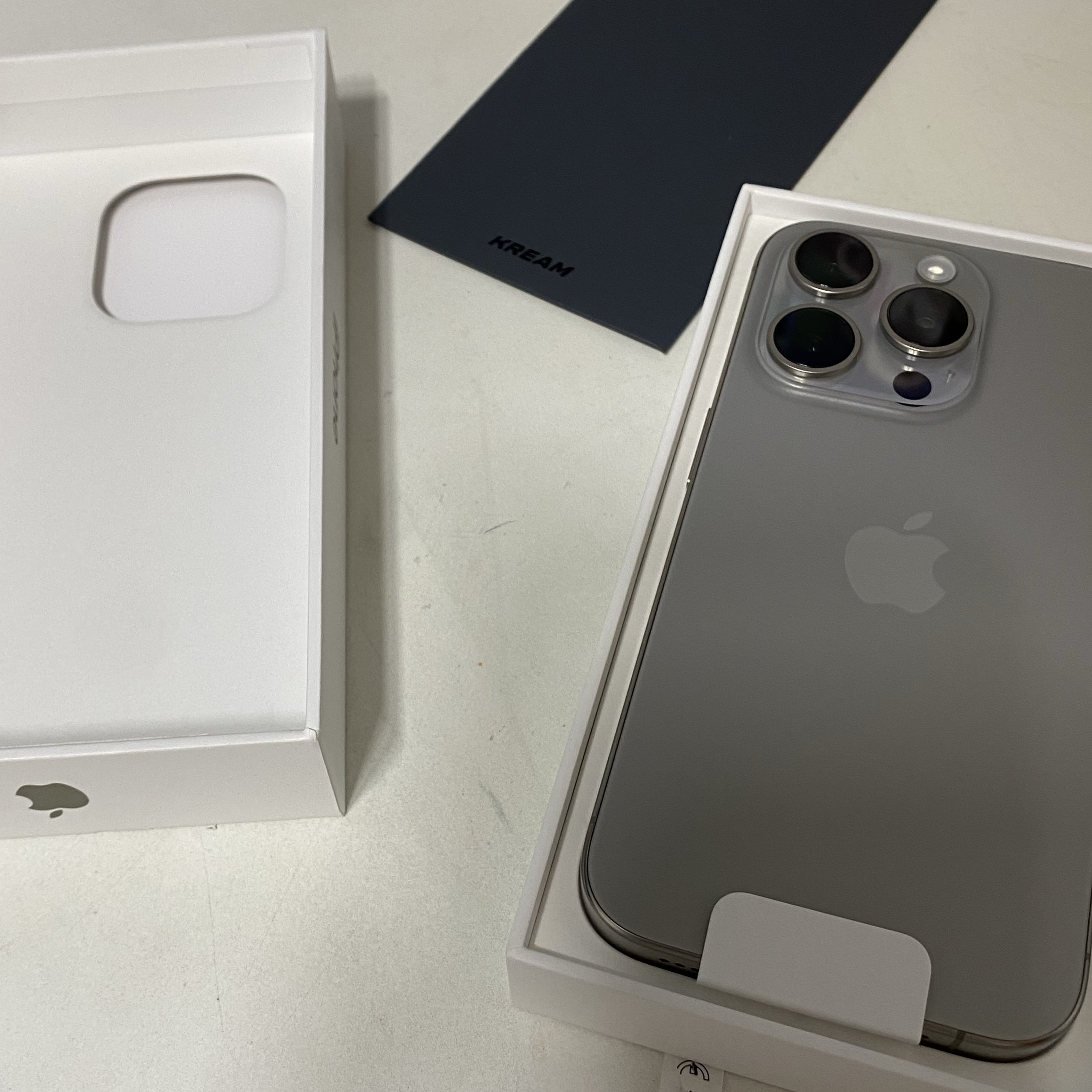 Apple iPhone 15 Pro 128GB Natural Titanium (Korean Ver.) 착용 스타일