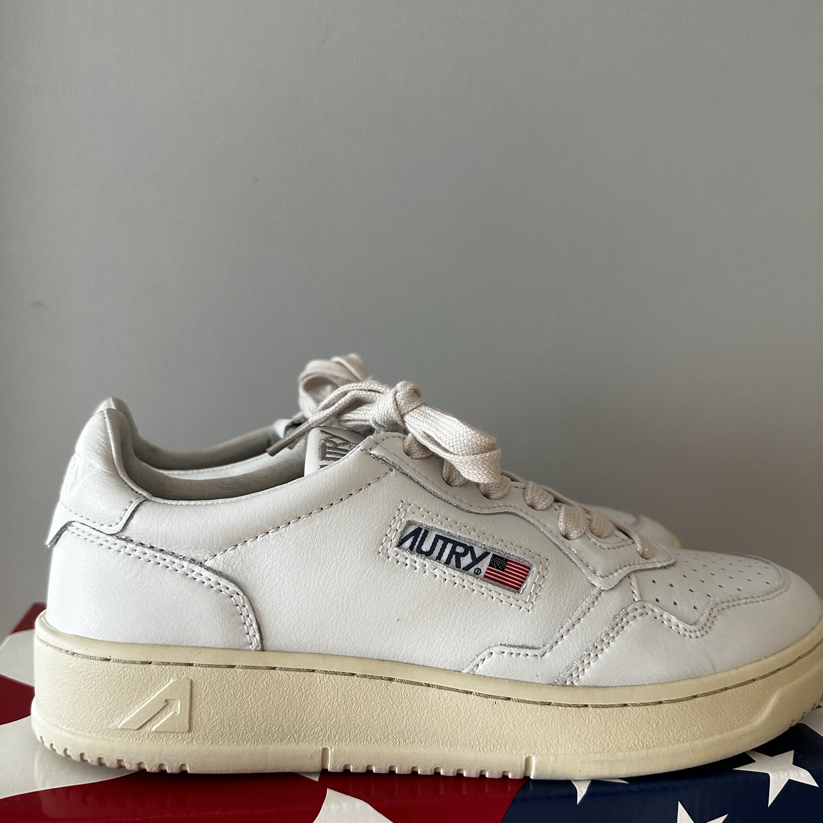 Autry Medalist Low Leather Sneakers White 착용 스타일