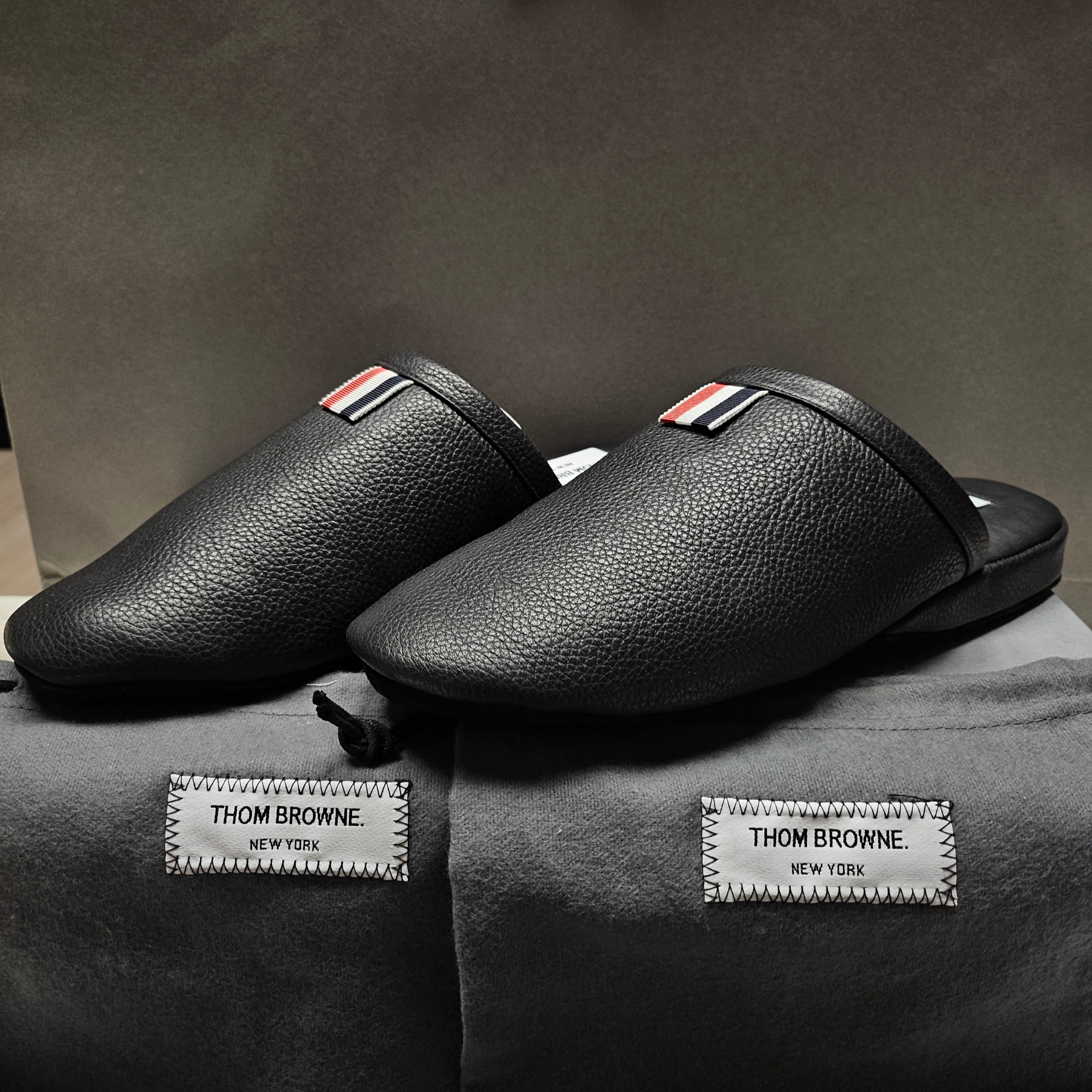 Thom Browne Pebbled Grosgrain Tab Slipper Black 착용 스타일 - 1