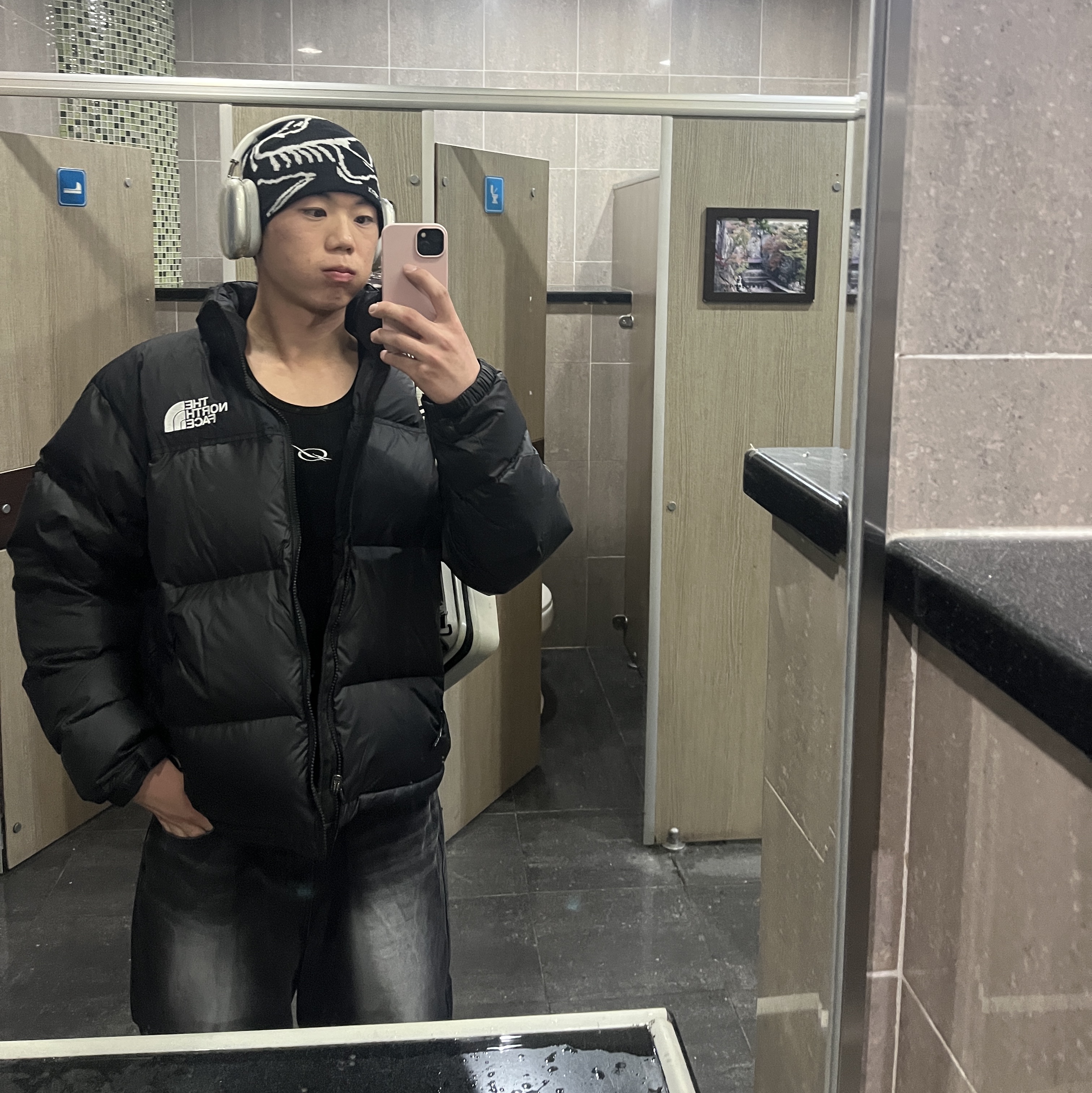 Arc'teryx Bird Head Toque Orca, The North Face 1996 Eco Nuptse Jacket Black 착용 스타일 - 4