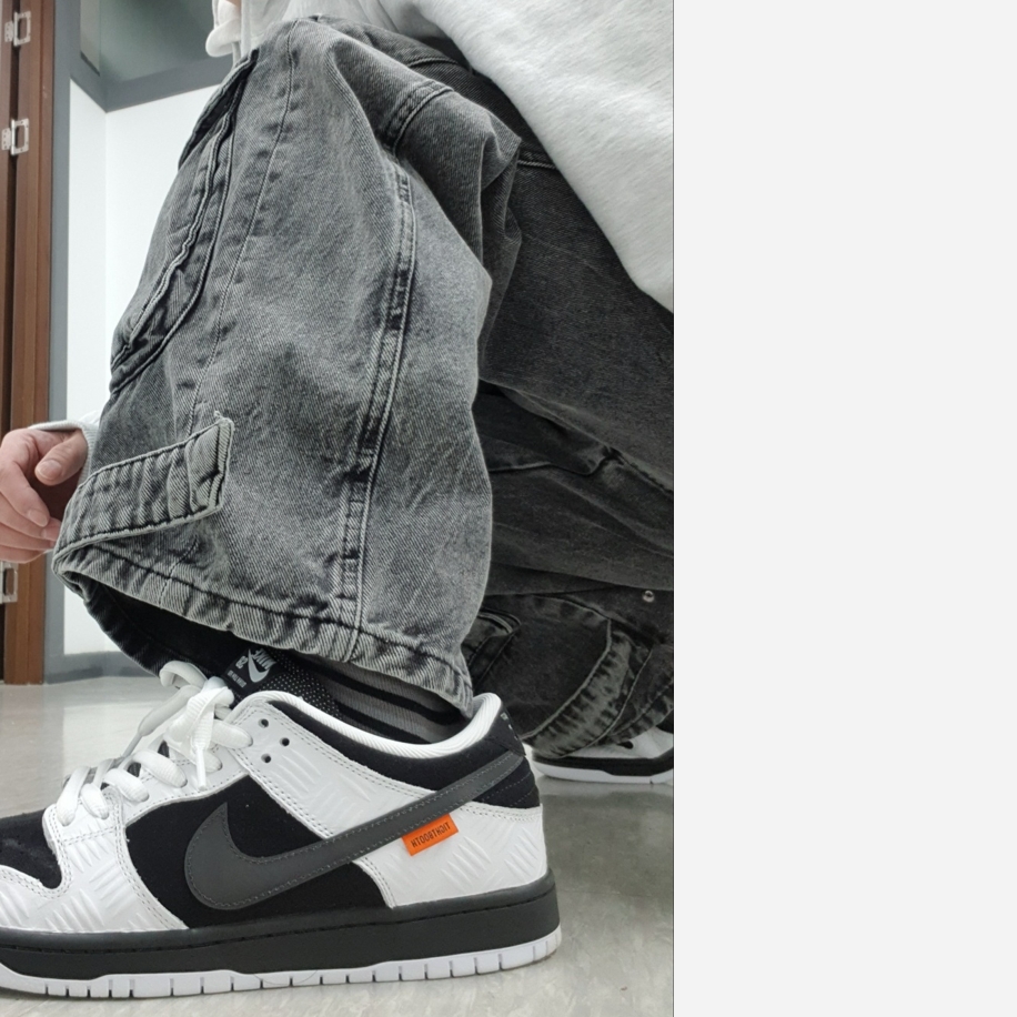 Stussy 8 Ball Corp Hoodie Ash Heather, Nike x Tightbooth SB Dunk Low Pro Black and White 착용 스타일 - 2