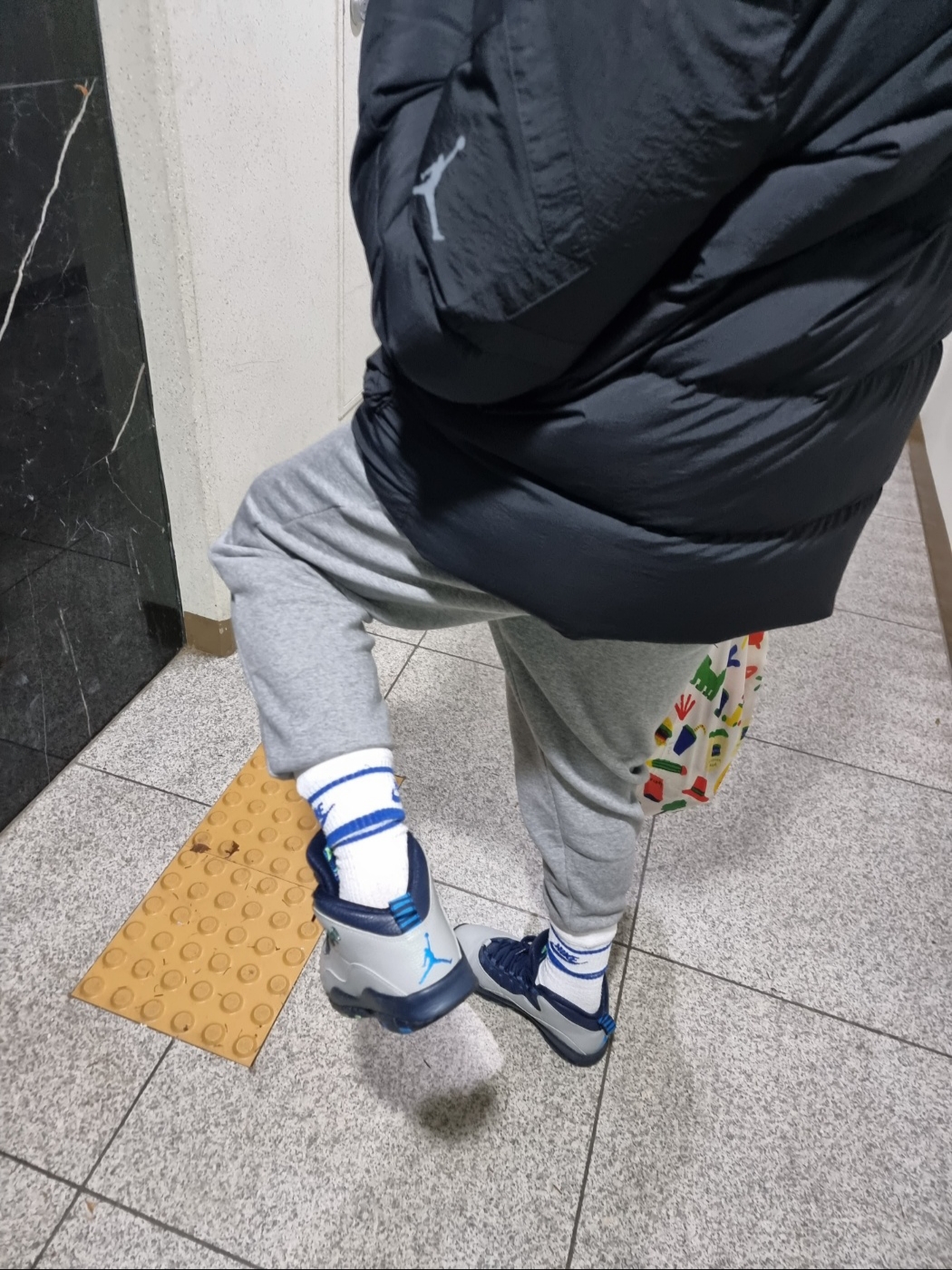 Jordan 10 Retro Rio, Nike NSW Everyday Essential Crew Socks White Game Royal (3 Pack/Korean Ver.) 착용 스타일