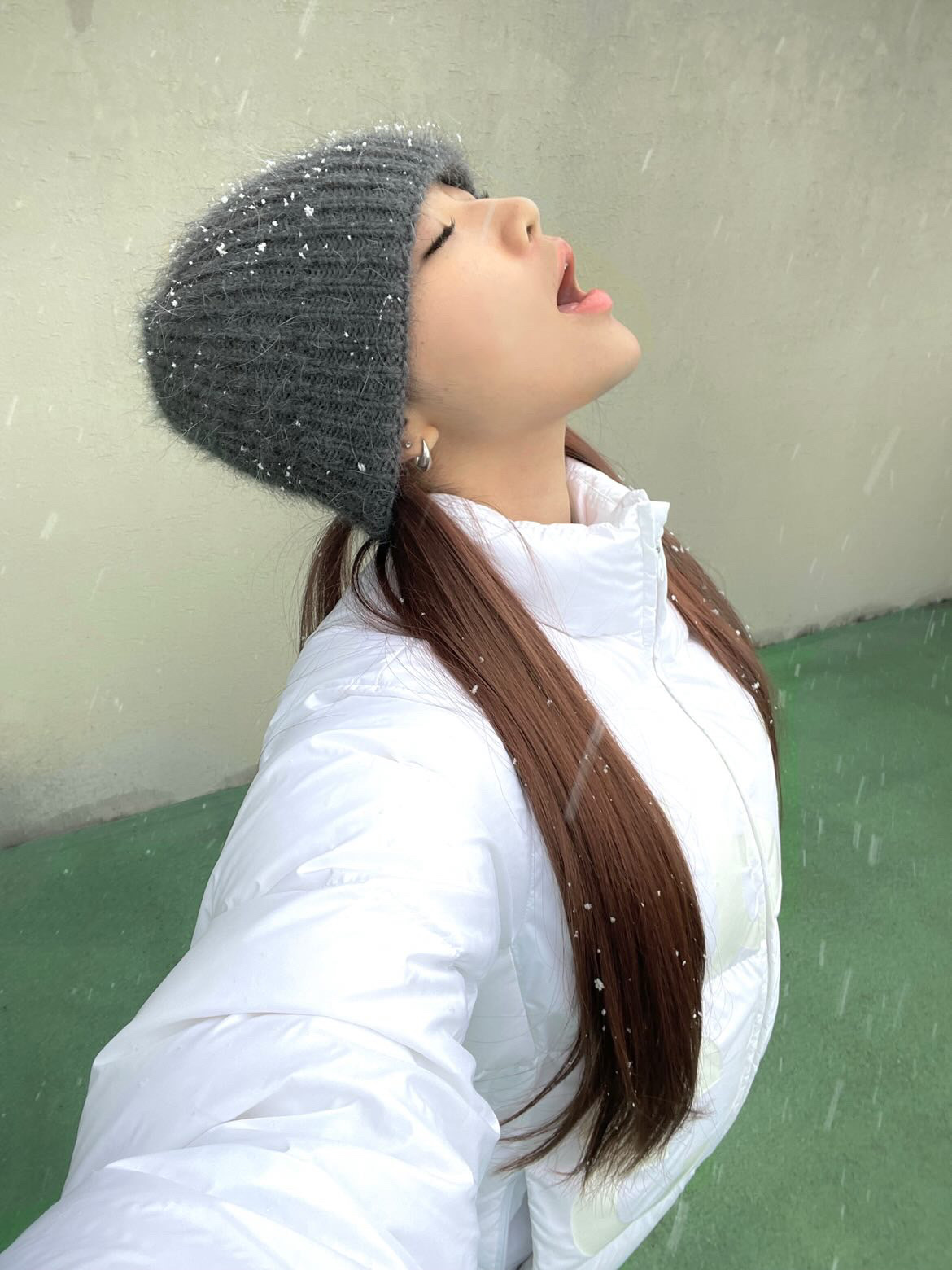 [KREAM 단독] Safarispot Basic Safari Down Jacket White, [KREAM 단독] Safarispot Women 1/2 Basic Safari Down Jacket White 착용 스타일