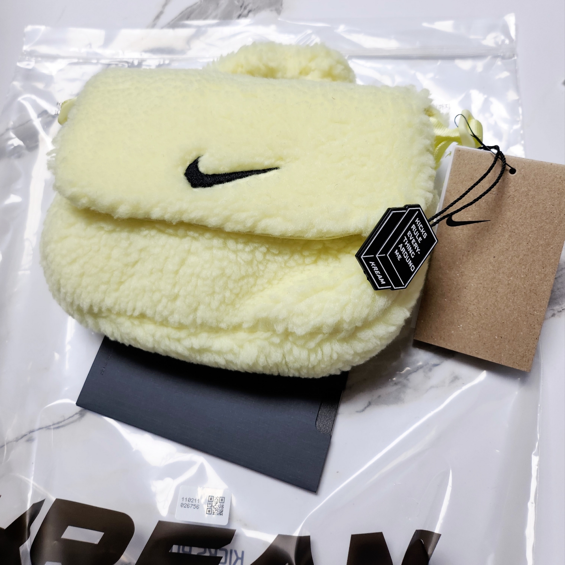 (Kids) Nike NSW Faux Fur Crossbody Bag Neon, (Kids) Nike NSW Faux Fur Crossbody Bag Black 착용 스타일 - 1