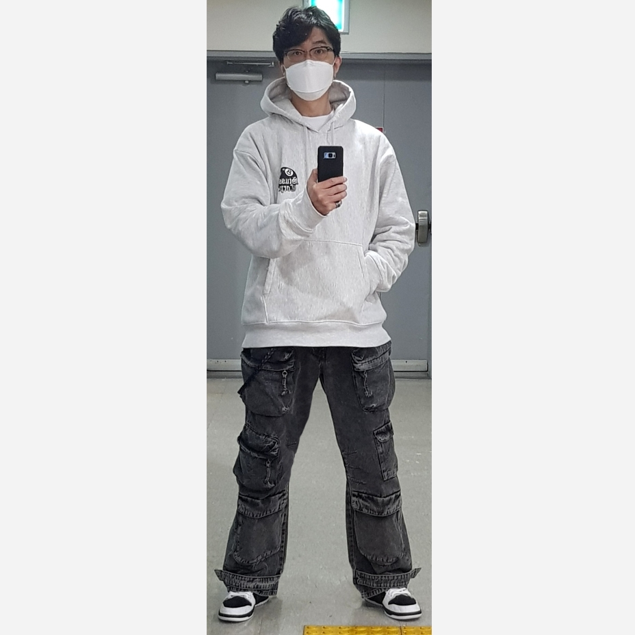 Stussy 8 Ball Corp Hoodie Ash Heather, Nike x Tightbooth SB Dunk Low Pro Black and White 착용 스타일 - 1