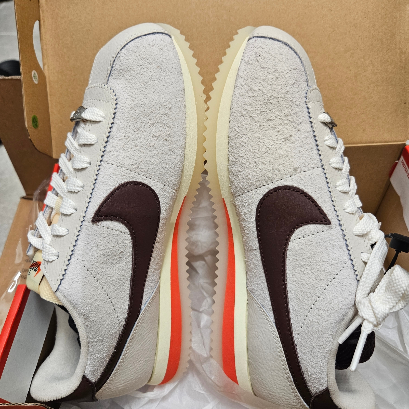 (W) Nike Cortez 23 Orewood Brown and Earth 착용 스타일 - 1