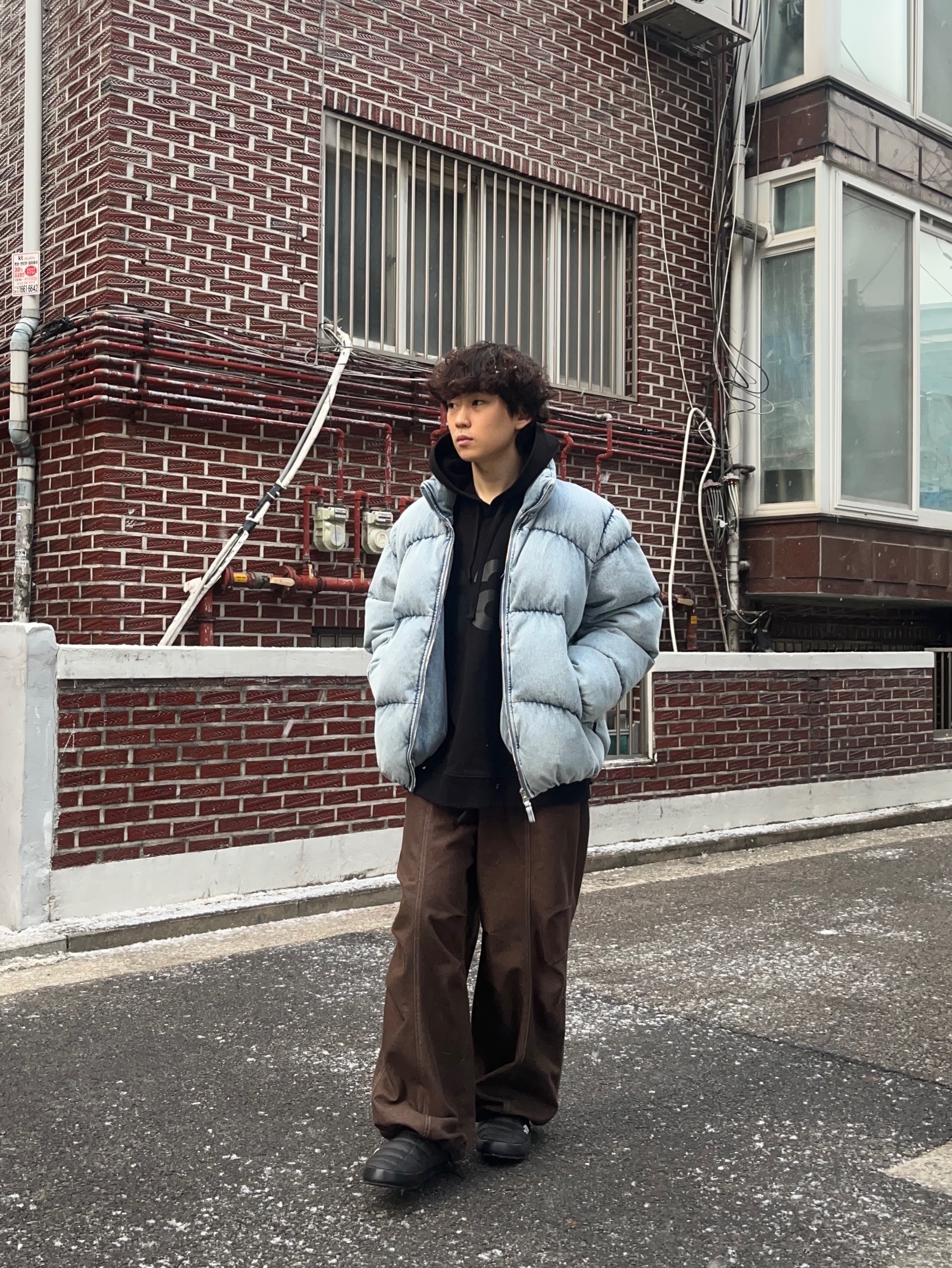 [KREAM 단독] 사파리스팟 베이직 사파리 후드 블랙, 노스페이스 써모볼 트랙션 뮬 V 블랙 착용 스타일 - 1
