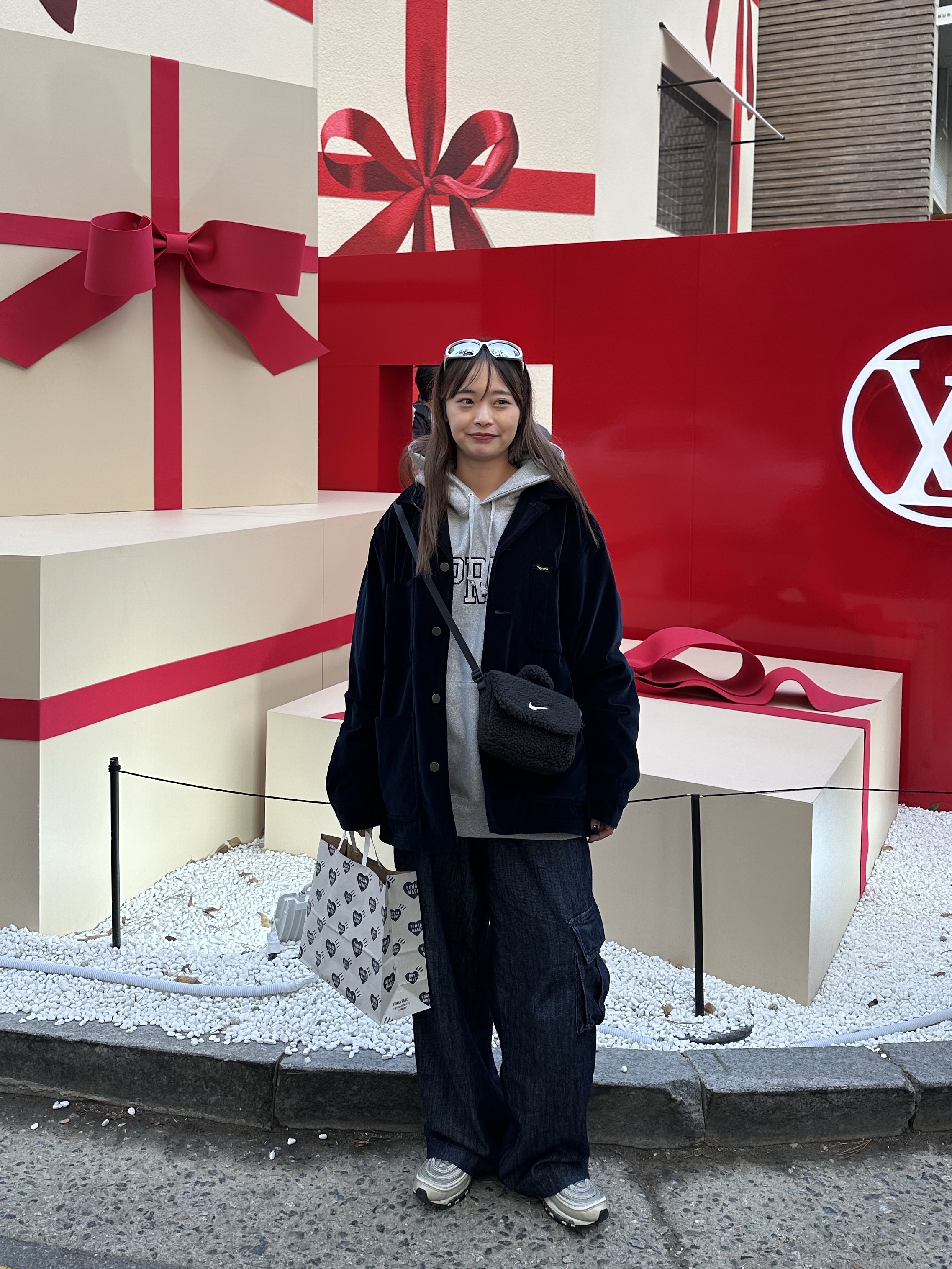 (Kids) Nike NSW Faux Fur Crossbody Bag Black, Balenciaga Swift Oval Sunglasses Silver 착용 스타일 - 3