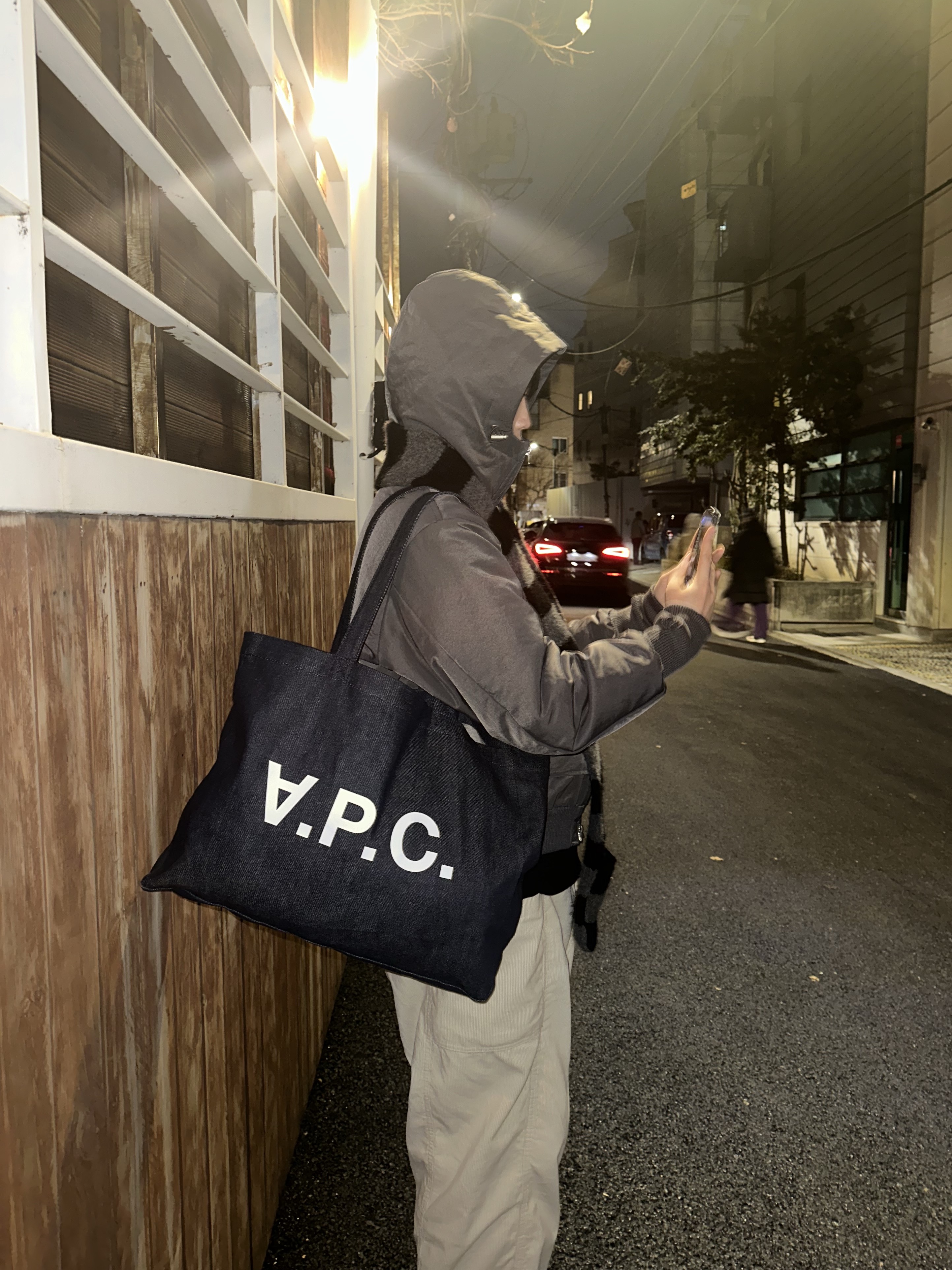 A.P.C. Daniela Shopping Bag Indigo 착용 스타일 - 1