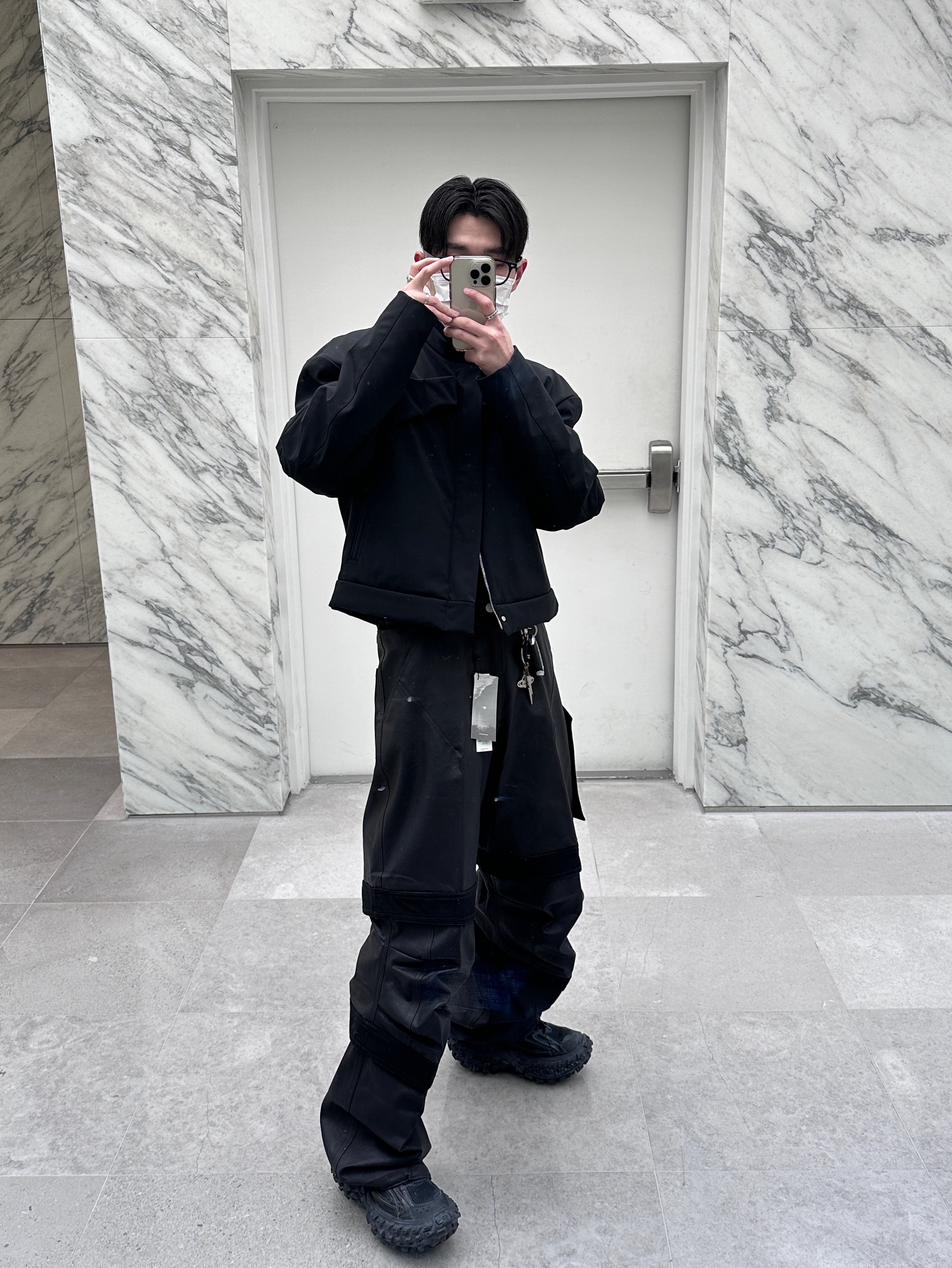 Farfromwhat Far Layered Work Pants Coated Black, Nonnod SS Cropped Rider Jacket Matt Black 착용 스타일 - 4