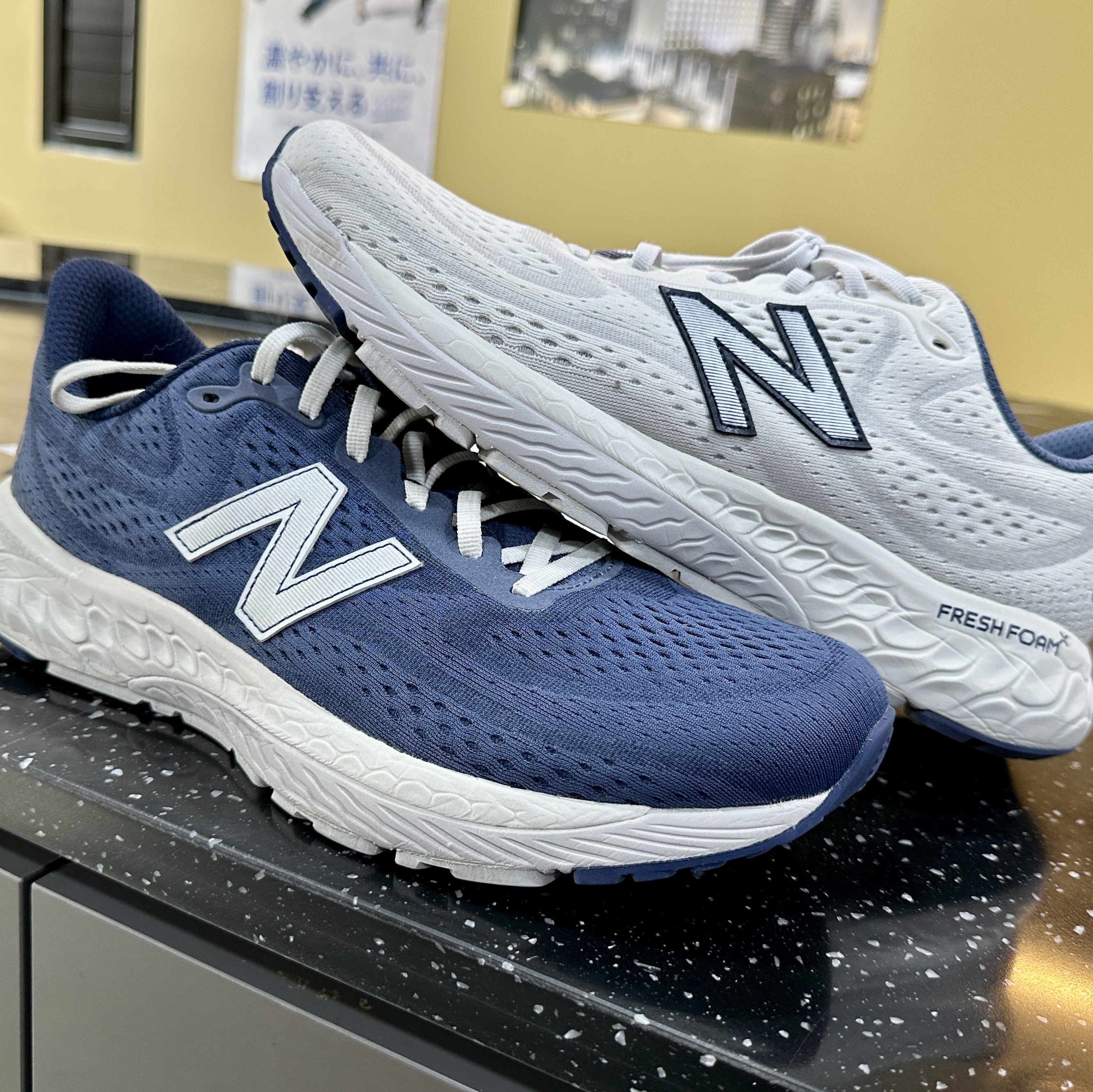 New Balance Fresh Foam X 880v13 Phantom White - 2E Wide 착용 스타일 - 4