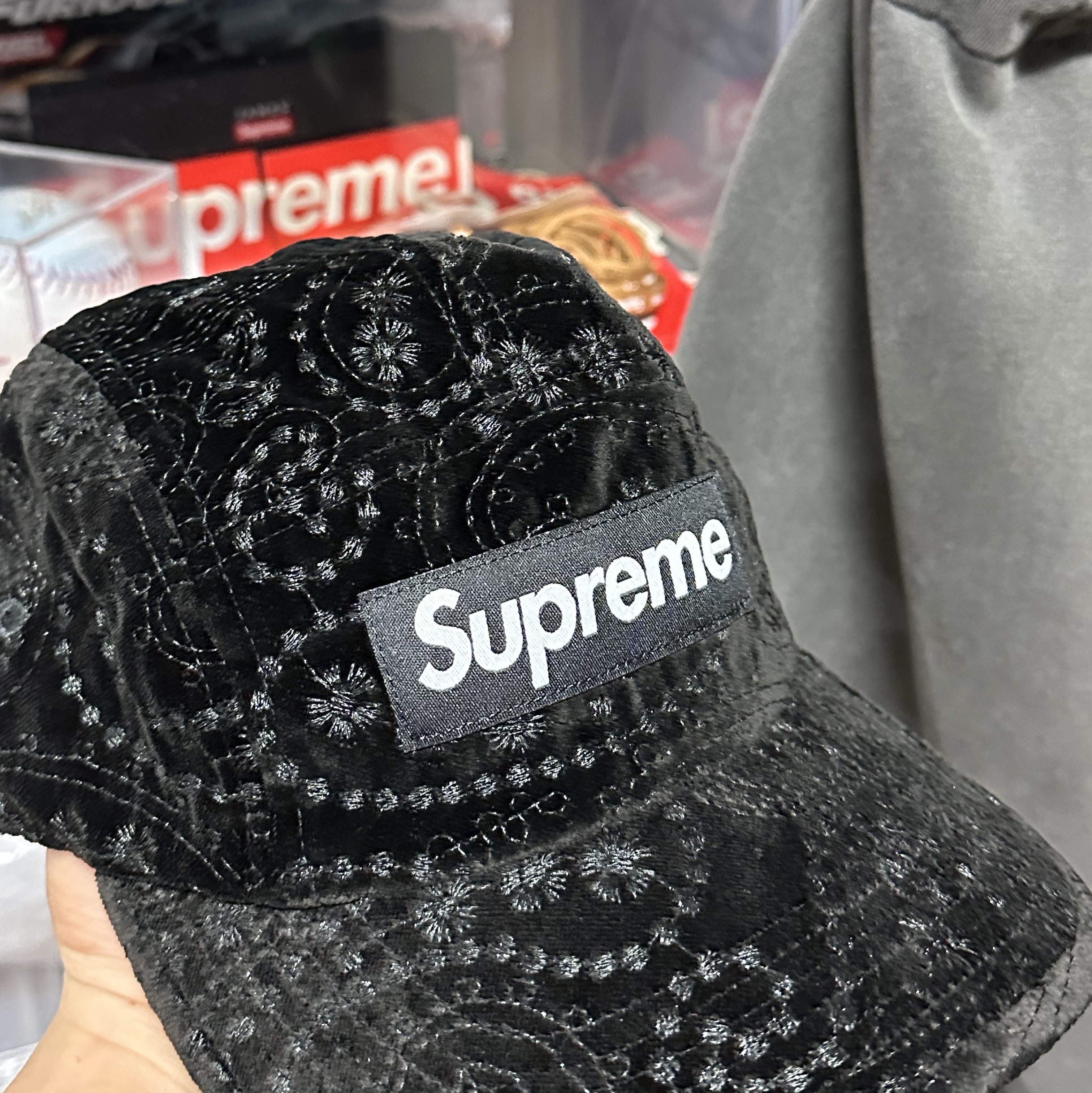 Supreme Velvet Paisley Camp Cap Black - 23FW 착용 스타일