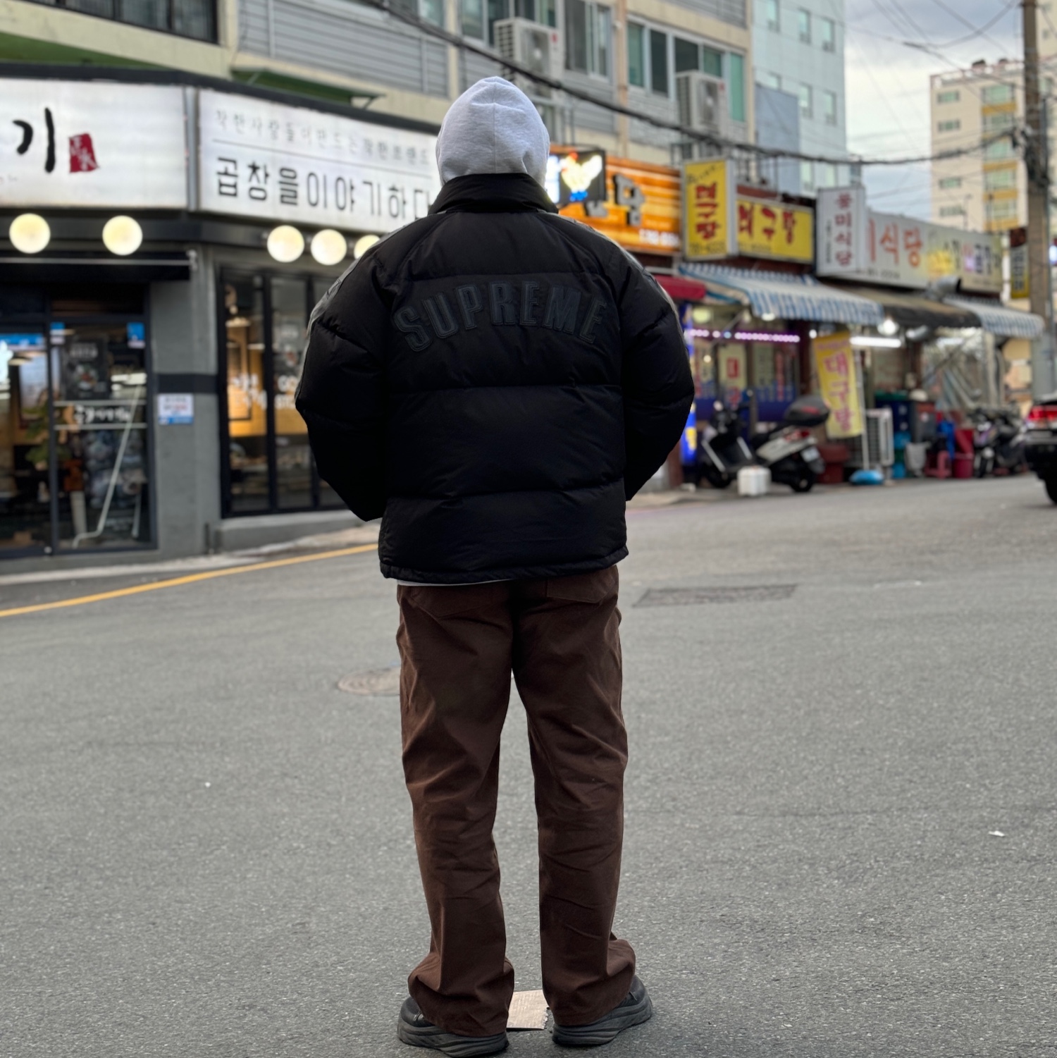 Supreme Star Sleeve Down Puffer Jacket Black - 23FW 착용 스타일 - 2