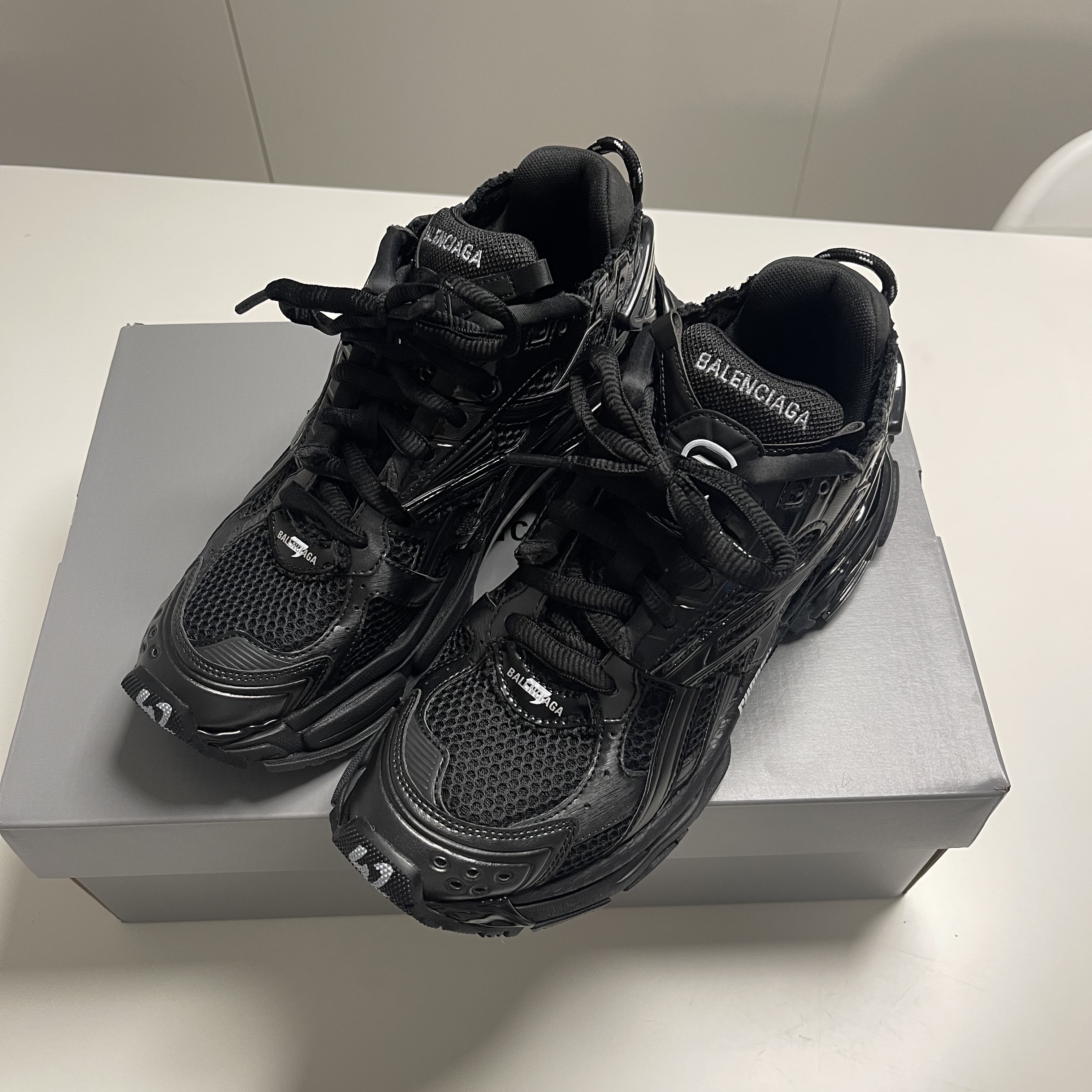 Balenciaga Runner Sneakers Monocolor Black 착용 스타일