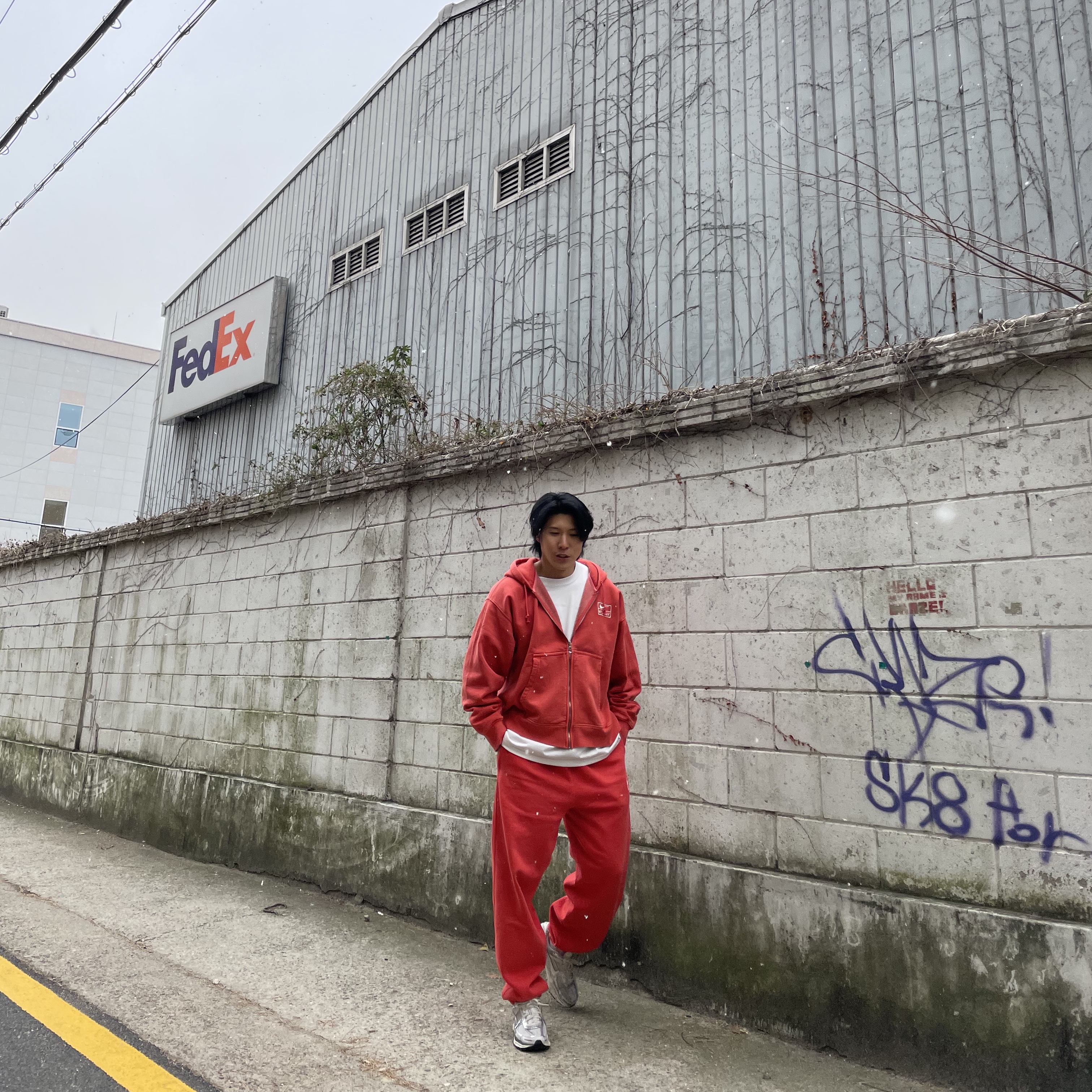 Nike x Stussy Pigment Dyed Fleece Pants Habanero Red (FJ9157-642), Nike x Stussy Full Zip Pigment Dyed Fleece Hoodie Habanero Red (FJ9161-642) 착용 스타일 - 1