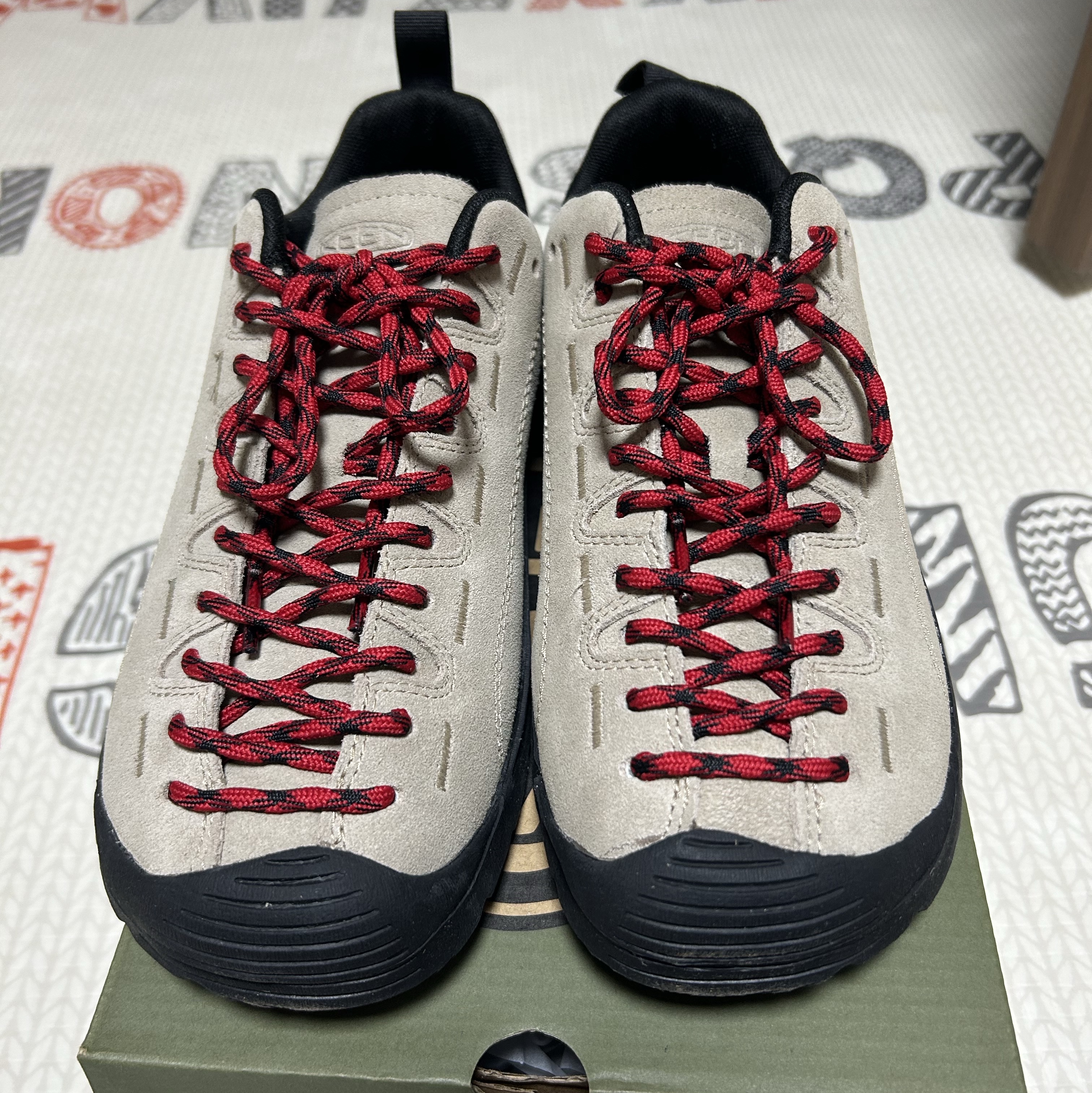 Keen Jasper Suede Sneakers Silver Mink 착용 스타일