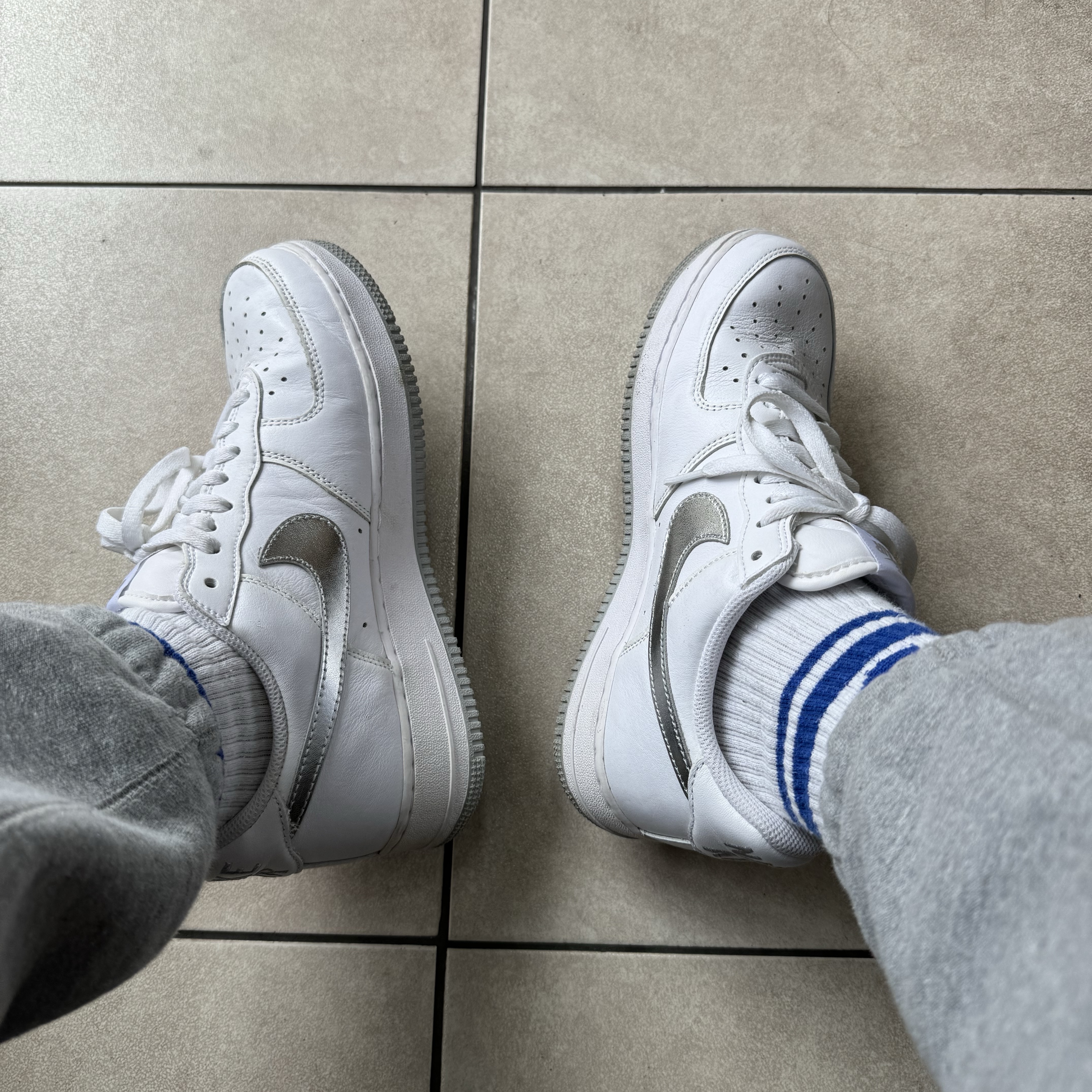 (W) Nike Air Force 1 '07 Color of the Month White Metallic Gold 착용 스타일