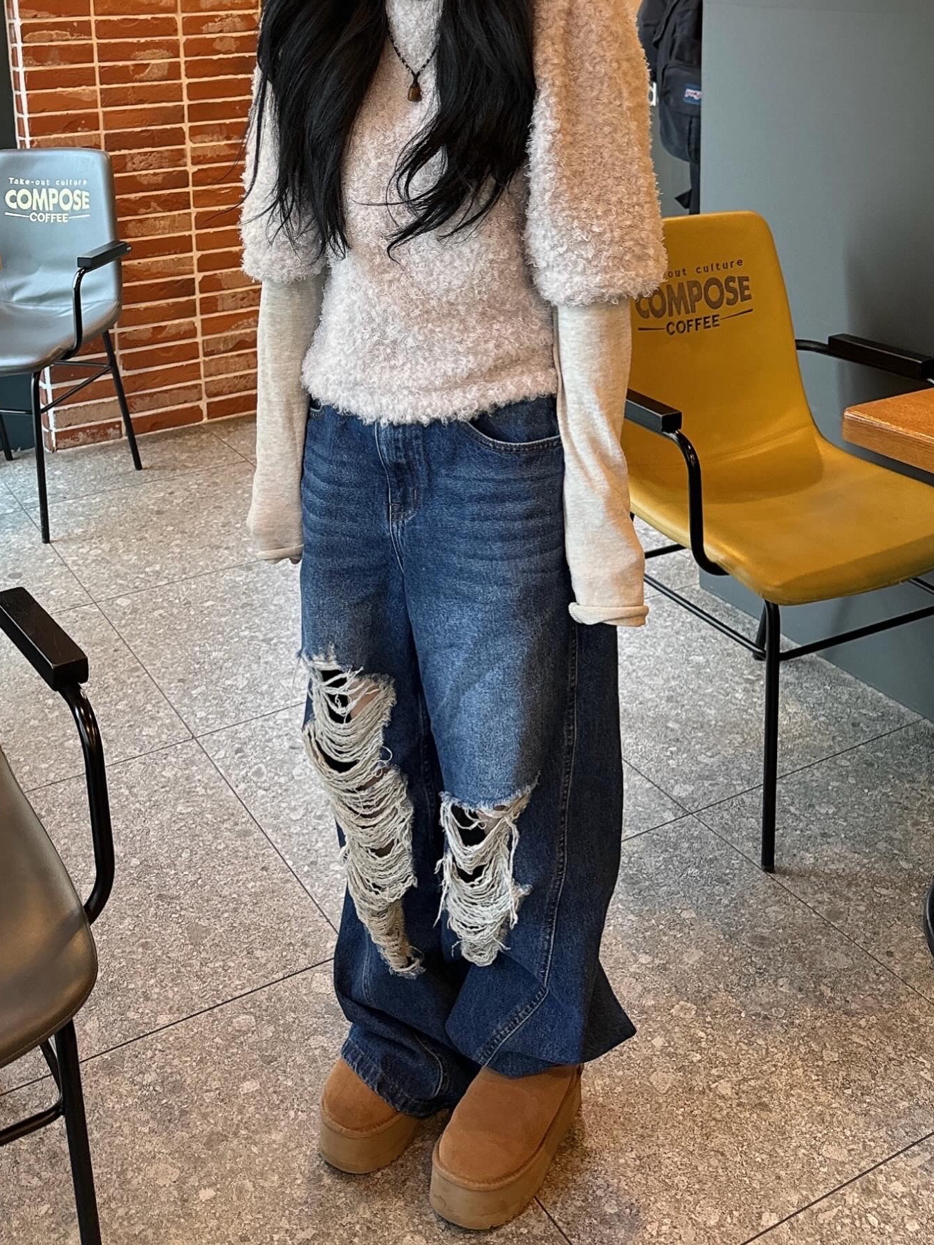 Millo Women Curved Damage Wide Jeans Deep Blue 착용 스타일 - 3