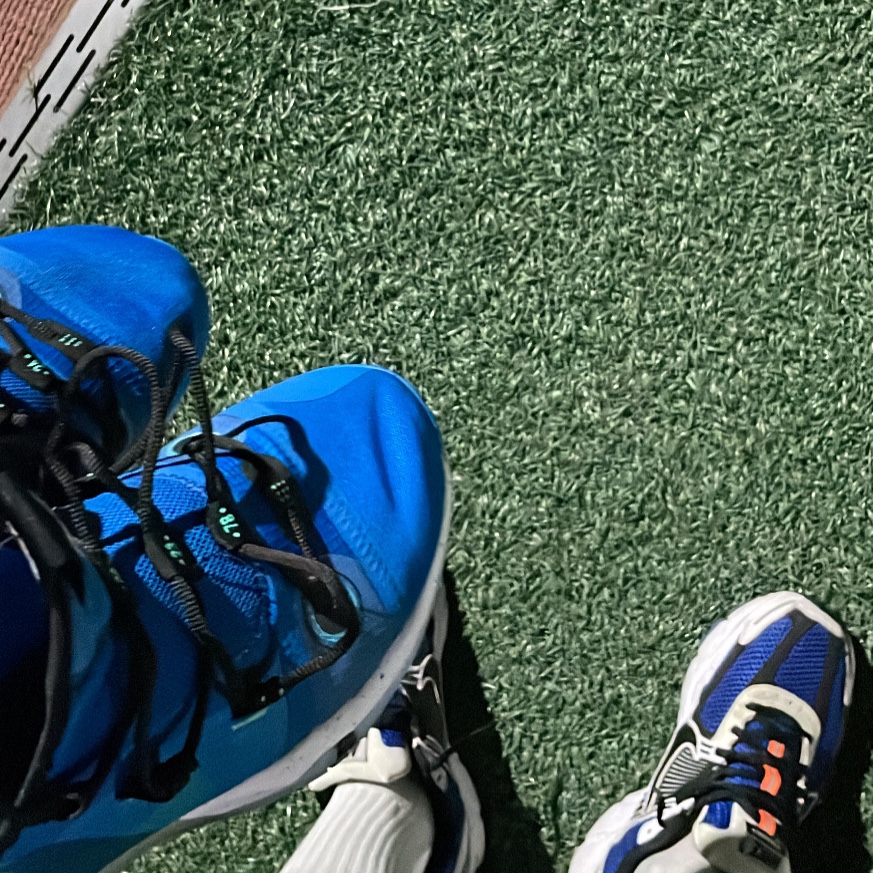 Nike Zoom Vomero 5 White Racer Blue Black 착용 스타일