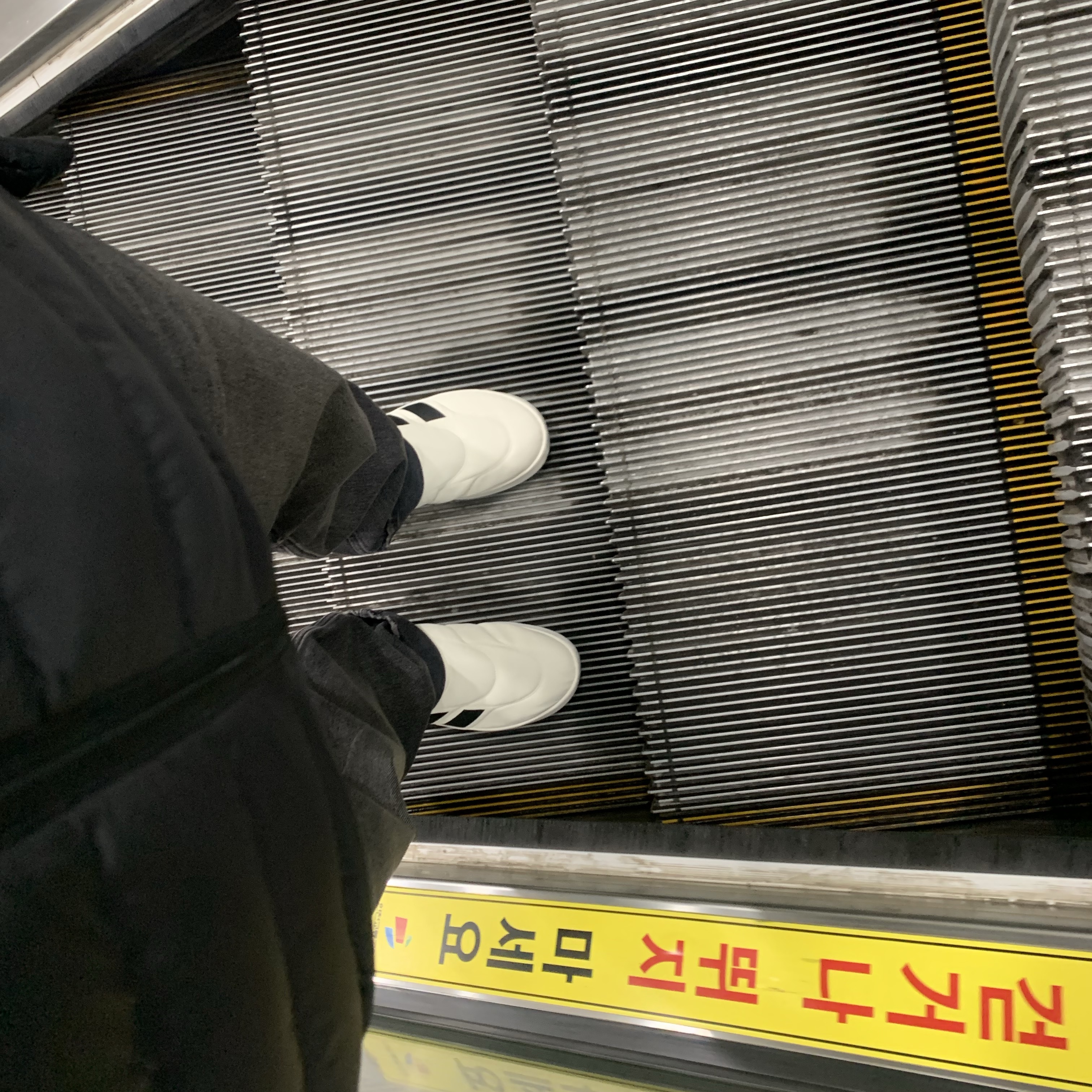 Adidas Adipuff Off White Core Black 착용 스타일