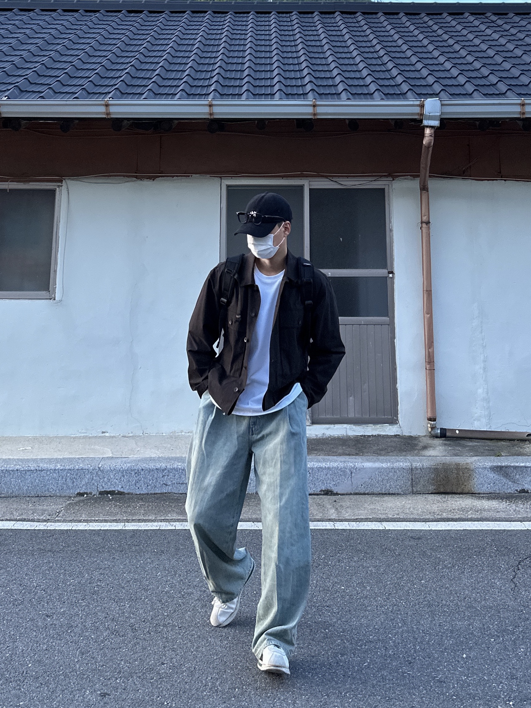 Nike x Stranger Things Classic Cortez Hawkins High School 착용 스타일