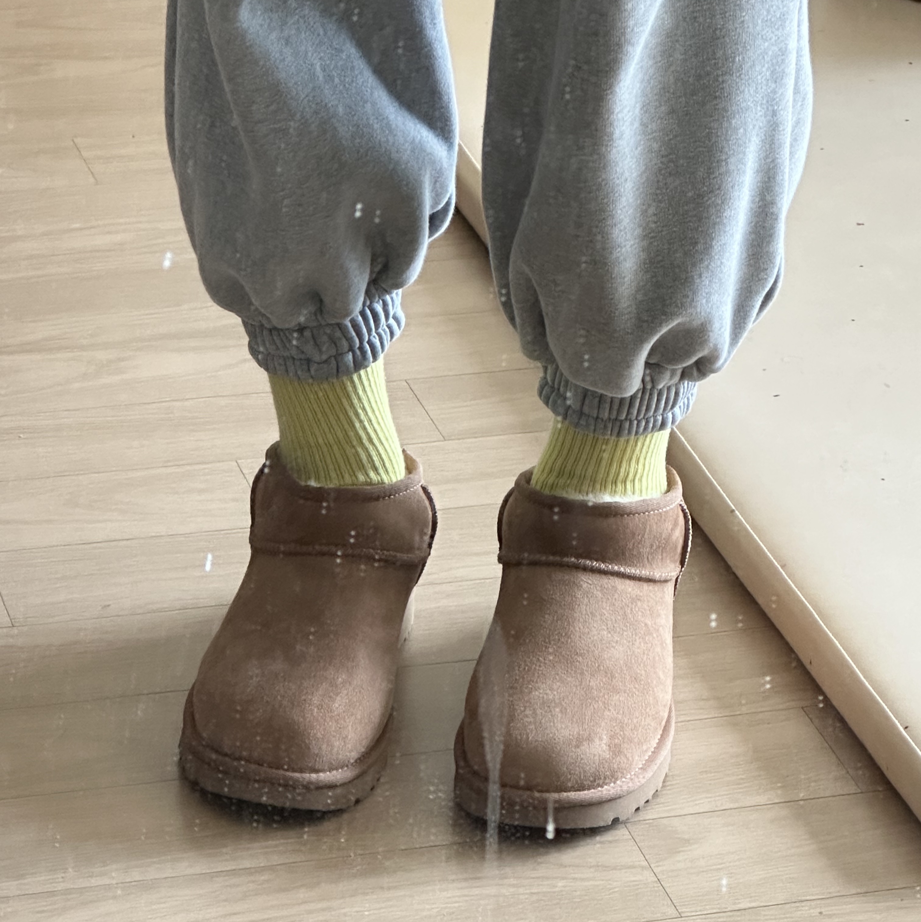 (W) UGG Classic Ultra Mini Boots Chestnut 착용 스타일