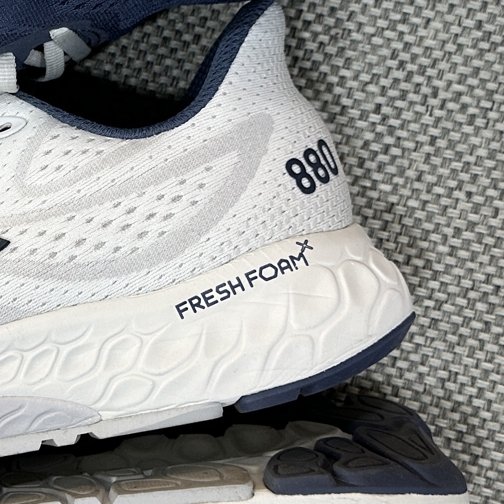 New Balance Fresh Foam X 880v13 Phantom White - 2E Wide 착용 스타일 - 2