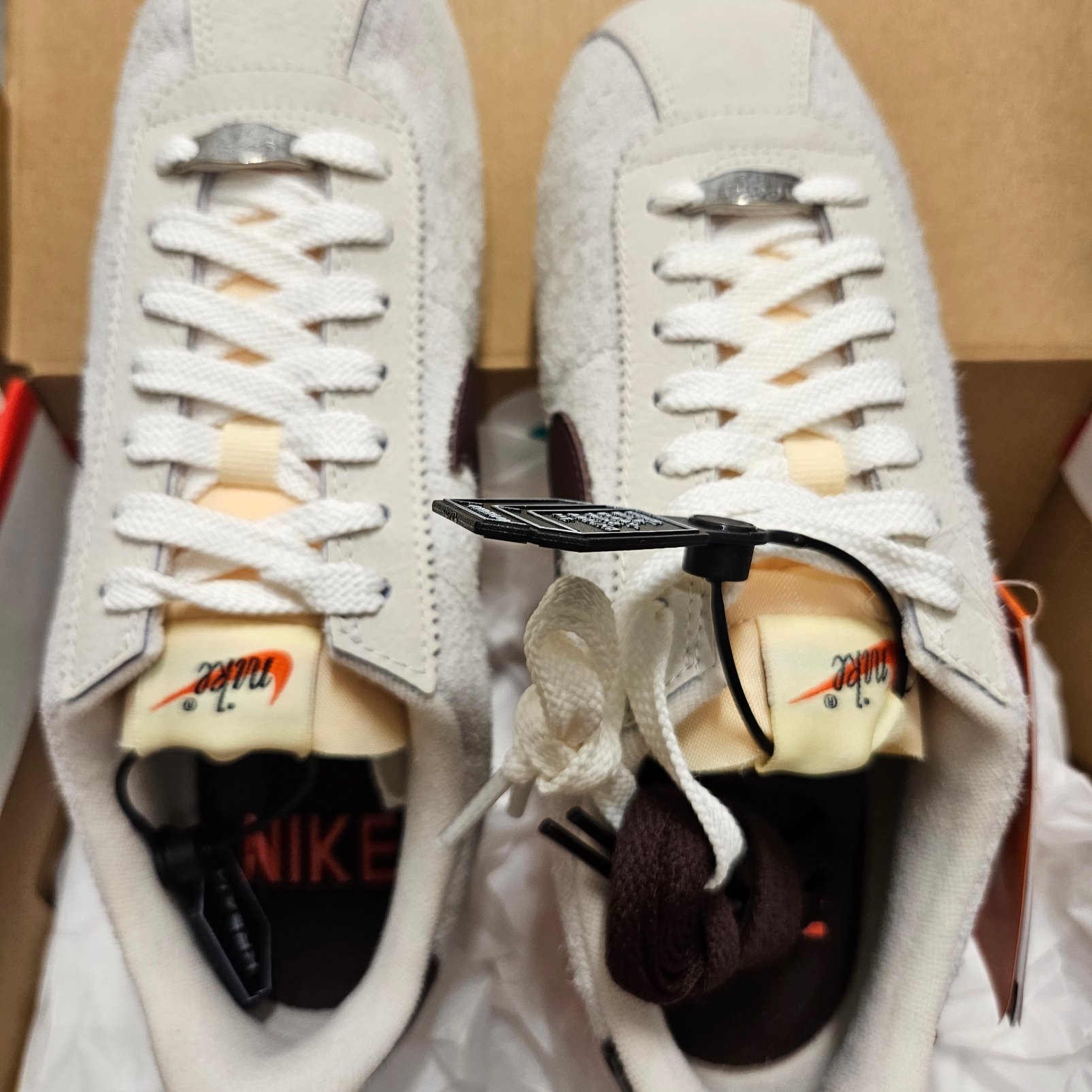 (W) Nike Cortez 23 Orewood Brown and Earth 착용 스타일 - 3