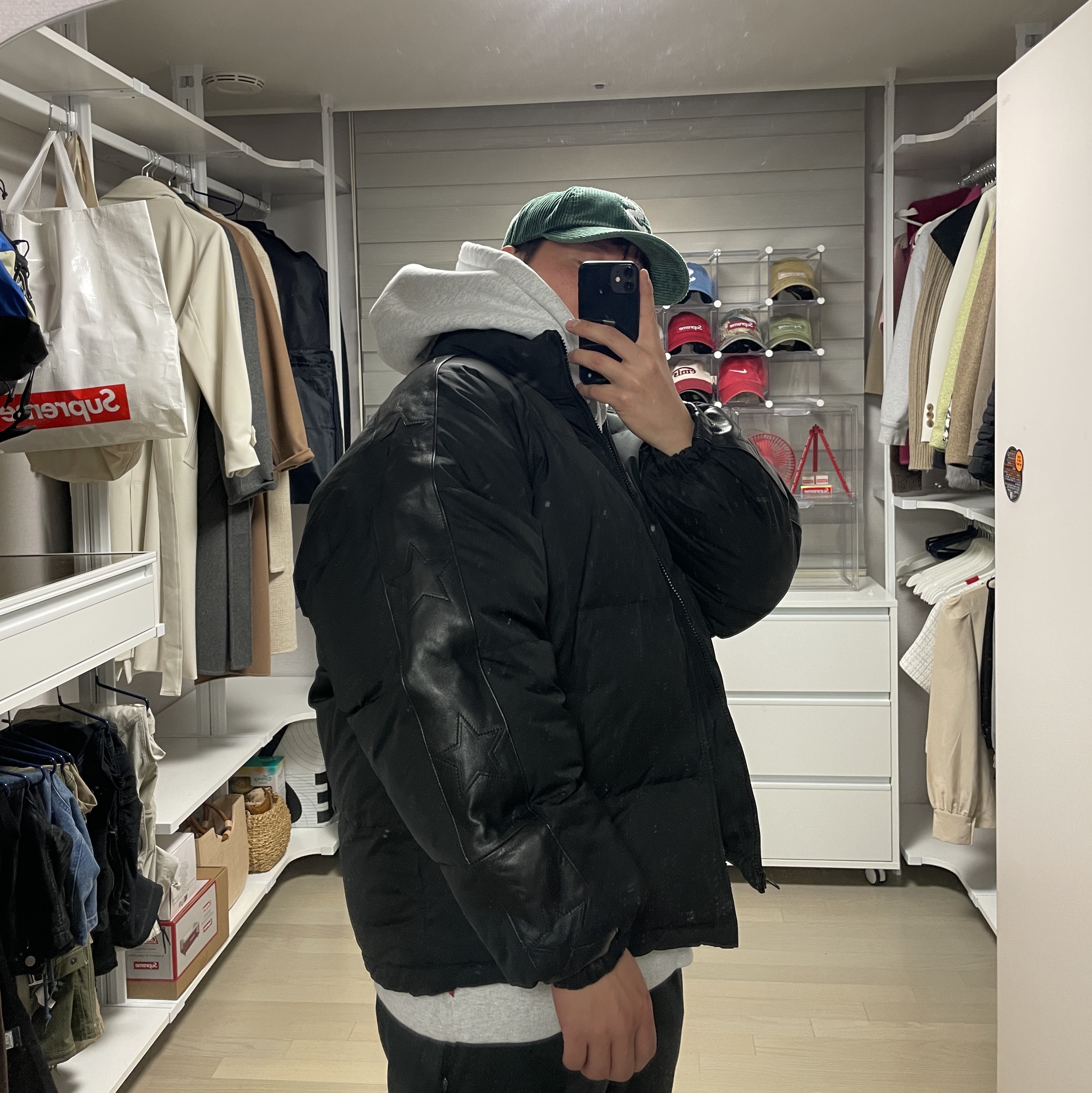 Supreme Star Sleeve Down Puffer Jacket Black - 23FW 착용 스타일 - 3