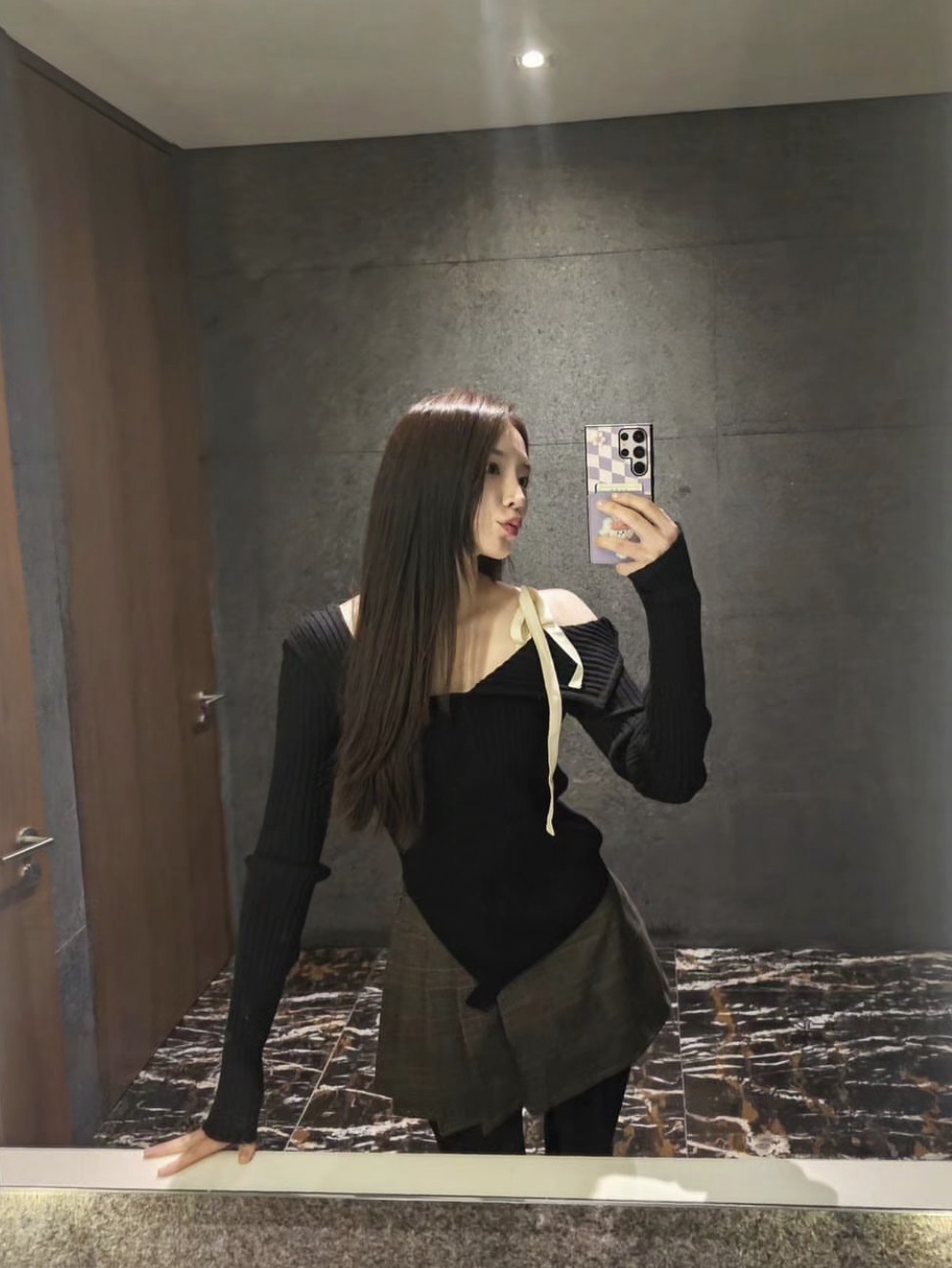 (W) Glowny Isa Asymmetrical Knit Top Black 착용 스타일