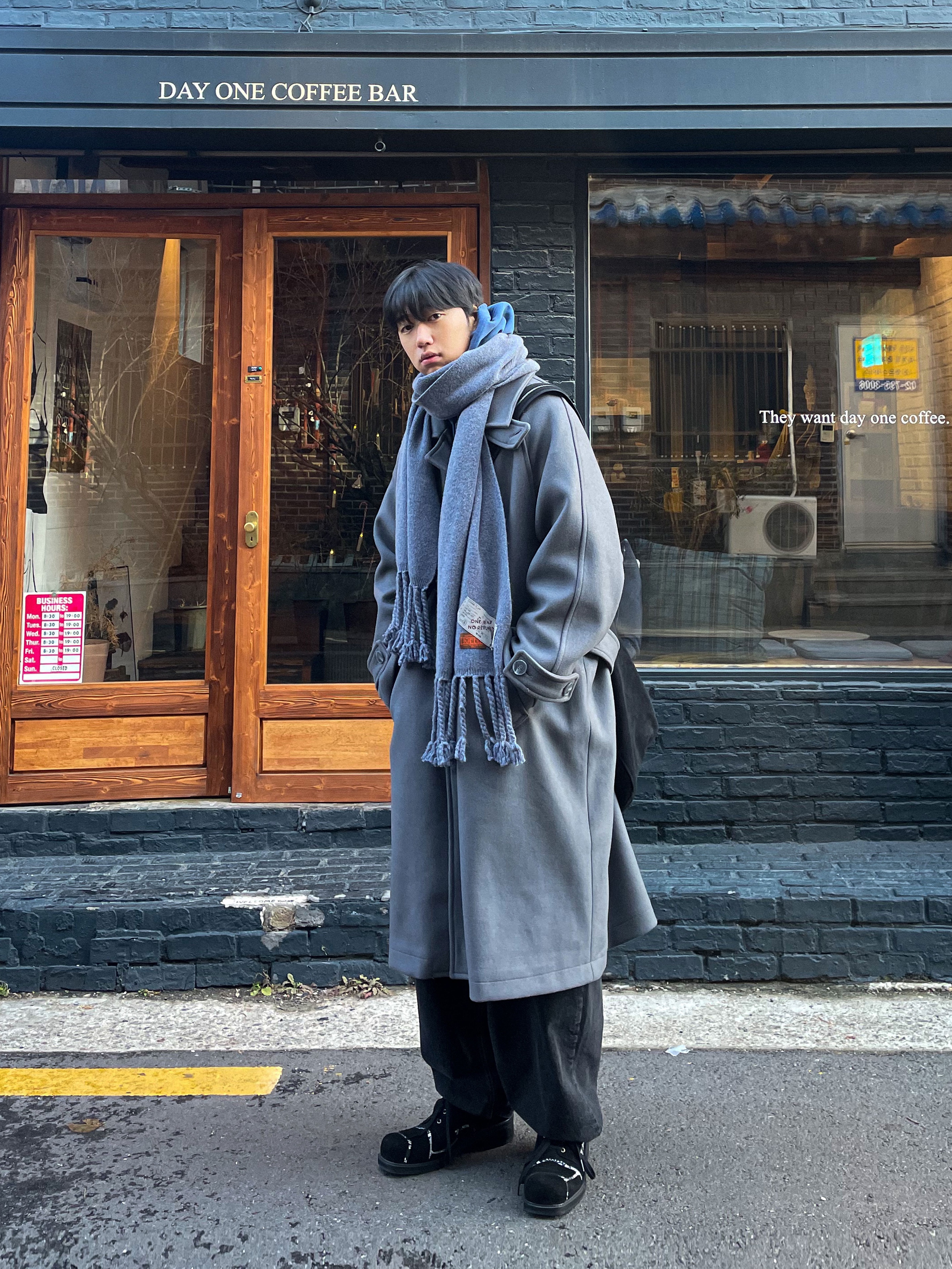 Farfromwhat Far Parachute Big Bag Black 착용 스타일 - 2